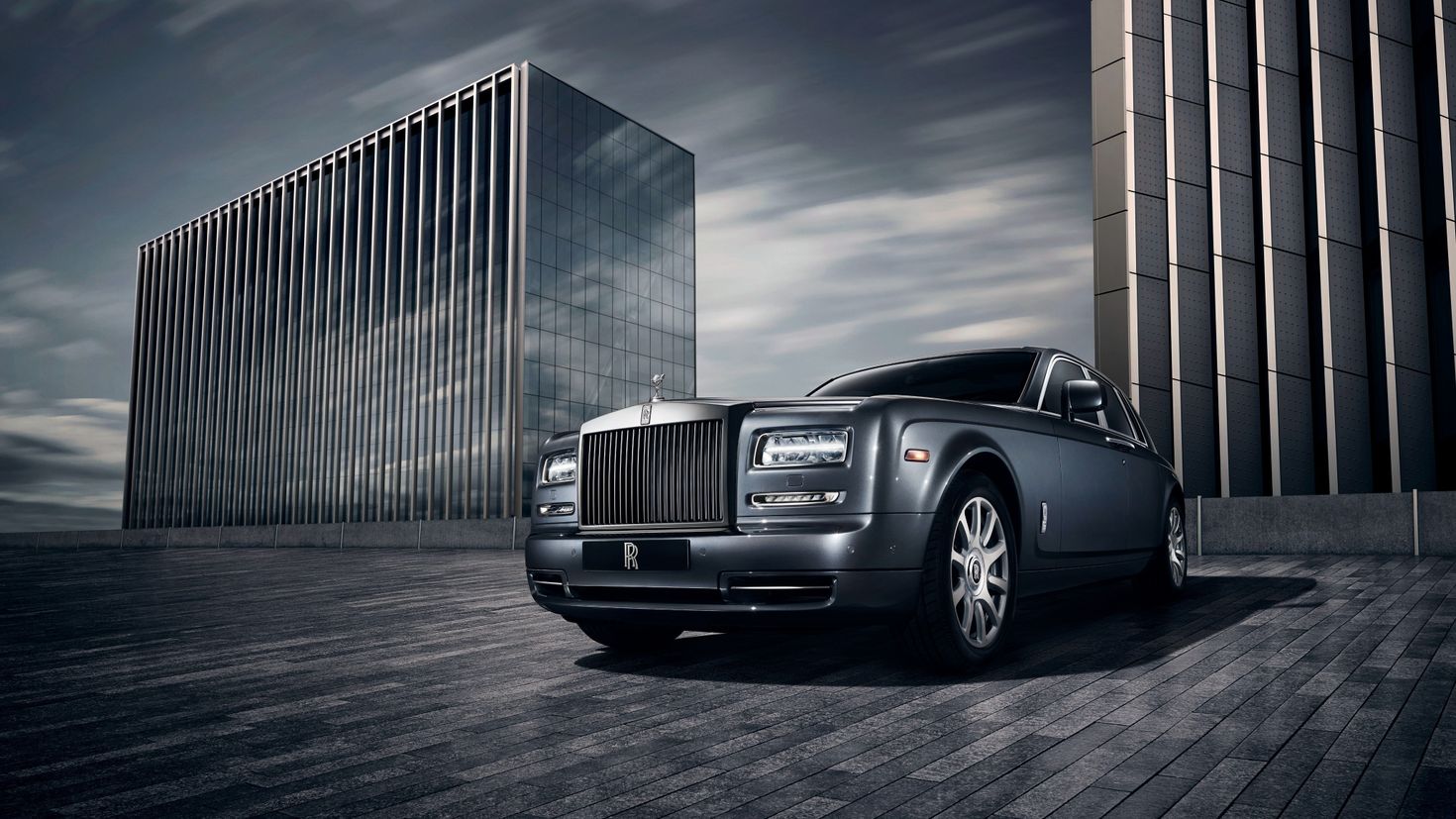 Rolls Royce на черном фоне