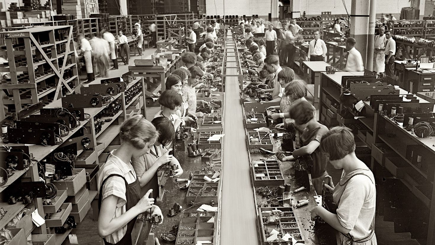 Массовое производство продуктов. США промышленность 20 е годы. Старый завод. Эпоха массового производства. Труд на конвейере.