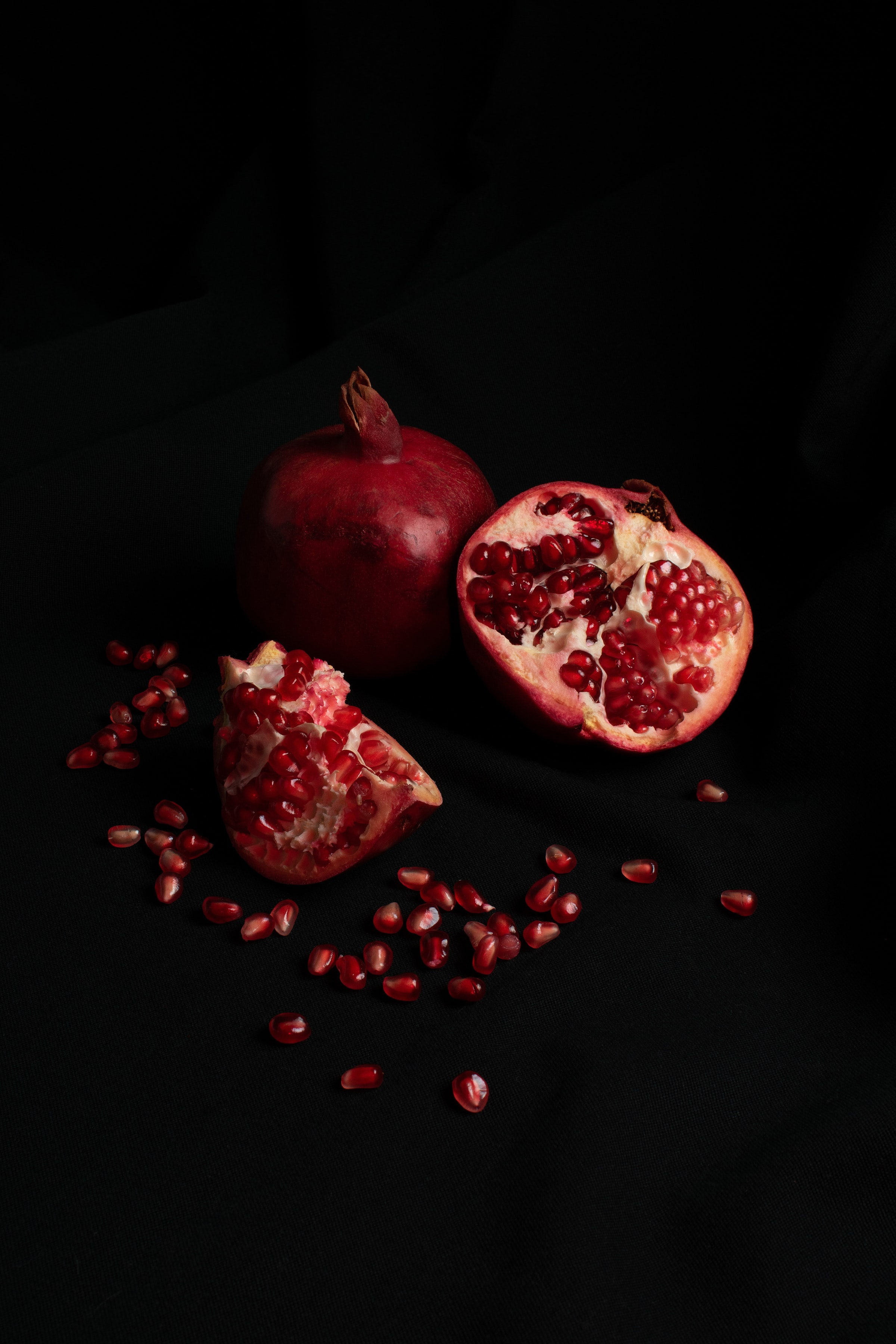 153570 Hintergrundbild herunterladen granatapfel, lebensmittel, schwarz, dunkel, das schwarze, die frucht, frucht, granat - Bildschirmschoner und Bilder kostenlos