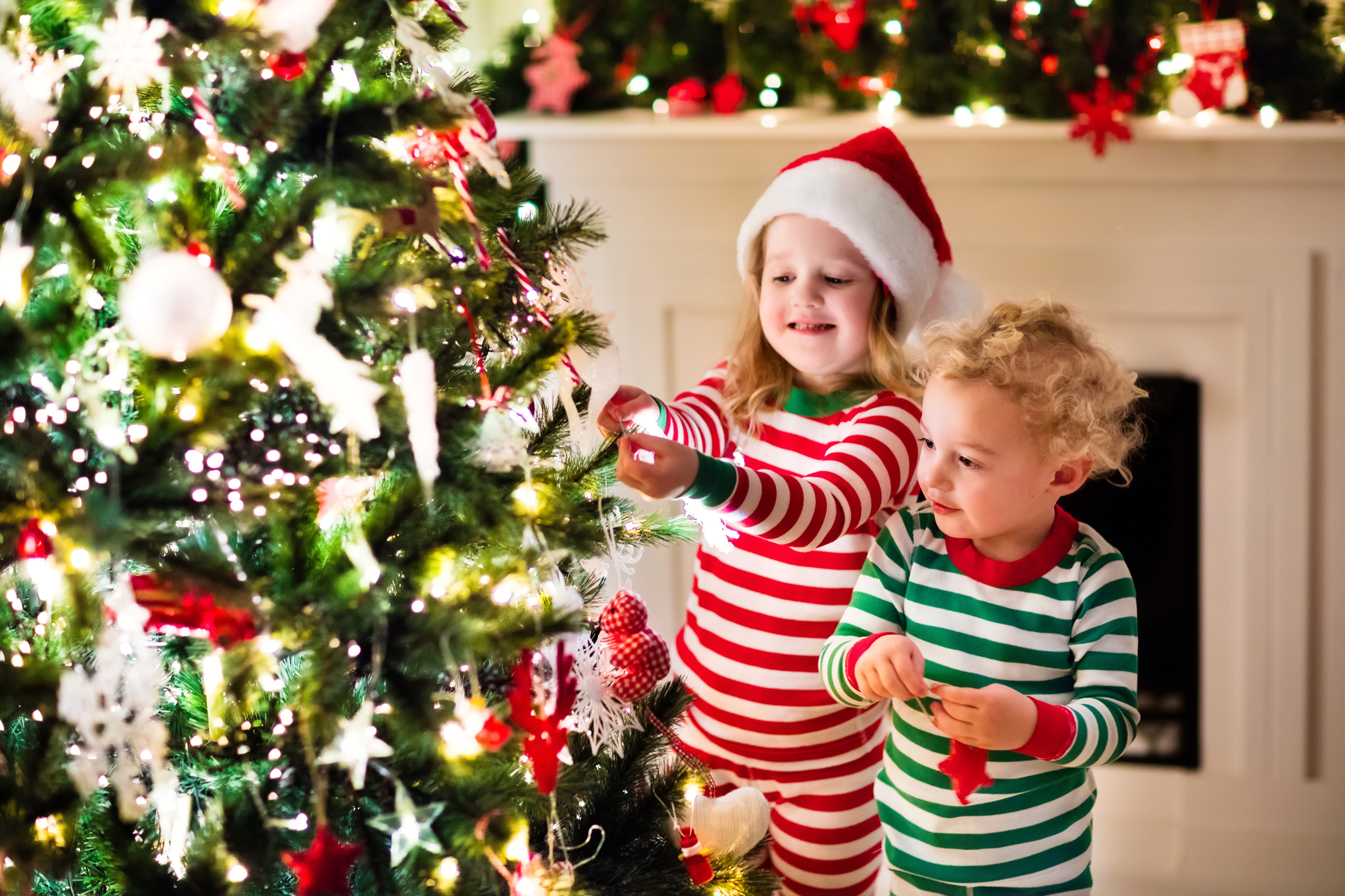 Можно праздновать нового года. Новый год дети. Дети наряжают елку. Наряжаем елку. Елка для детей.