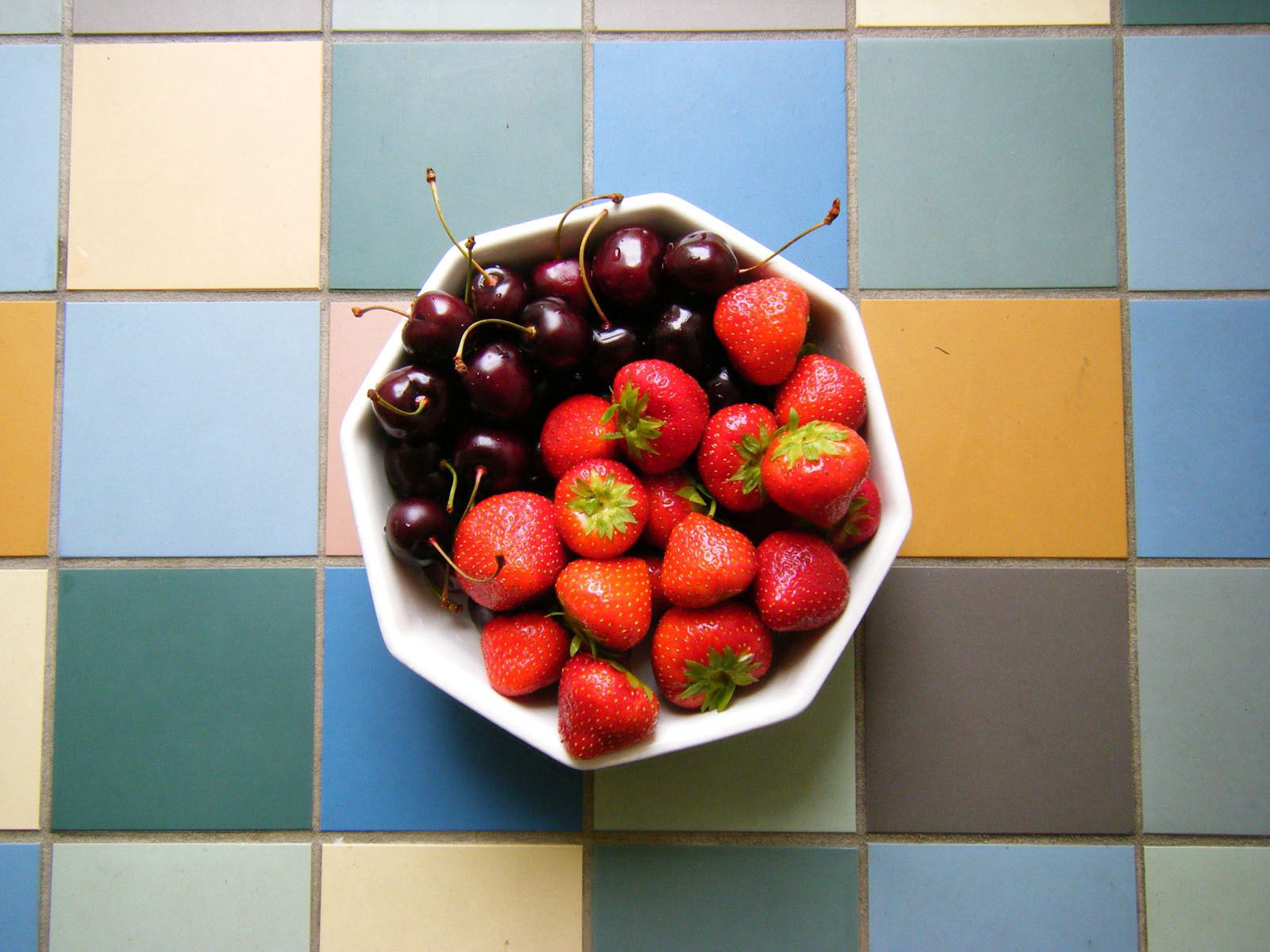 124207 免費下載壁紙 甜樱桃, 食物, 草莓, 浆果, 盘子 屏保和圖片