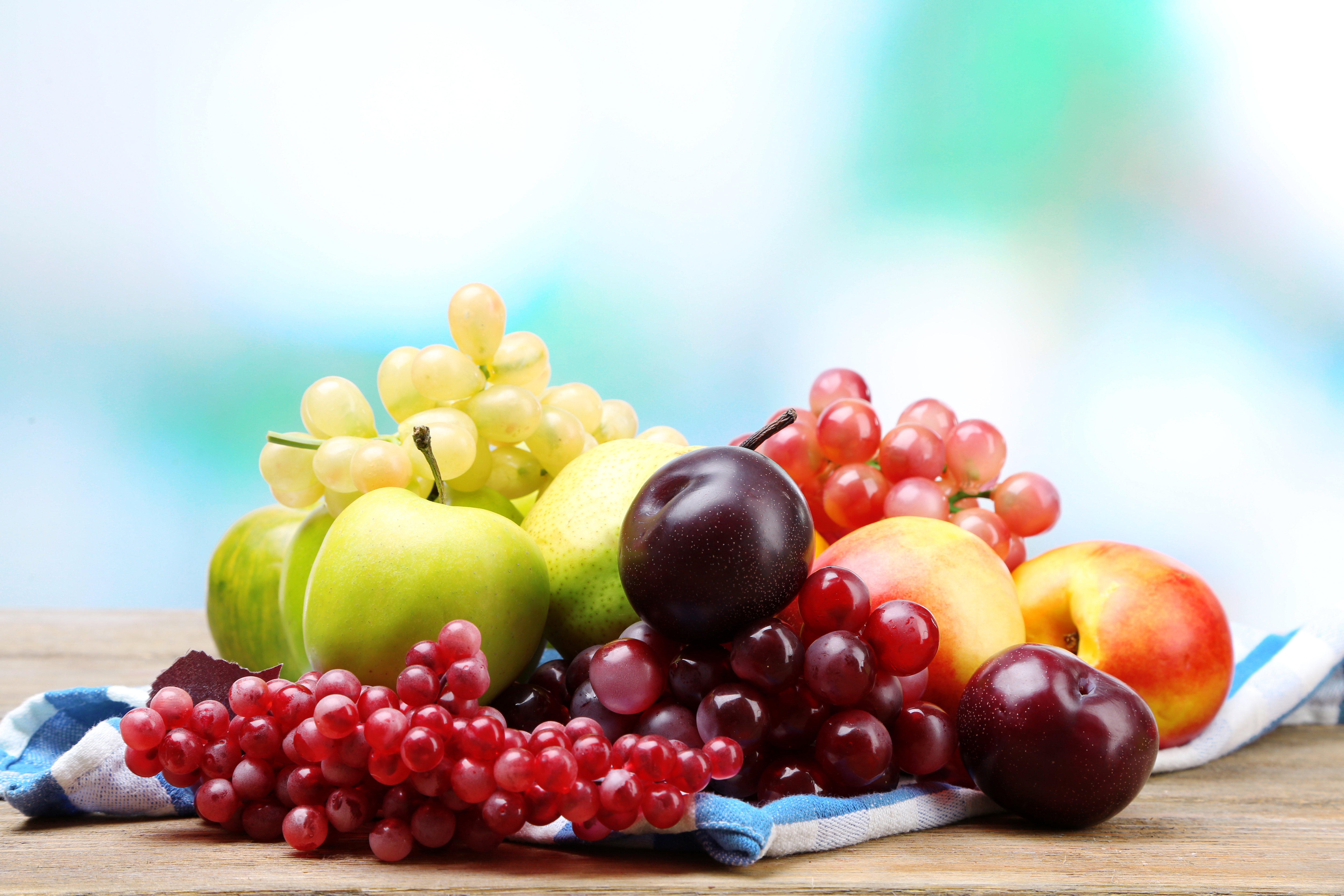 416661 завантажити шпалери харчування, фрукти, яблуко, виноград, нектарин - заставки і картинки безкоштовно