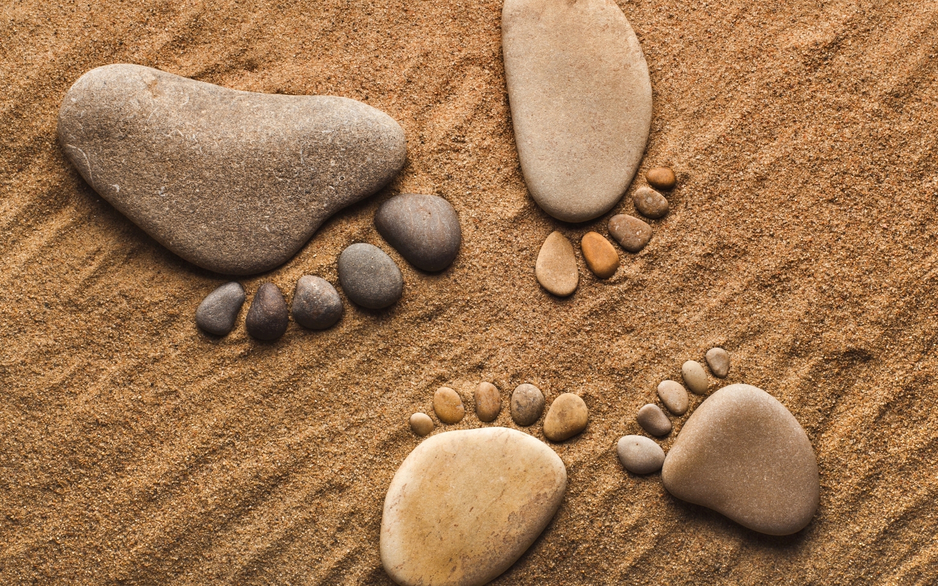 Следы ног на песке на море