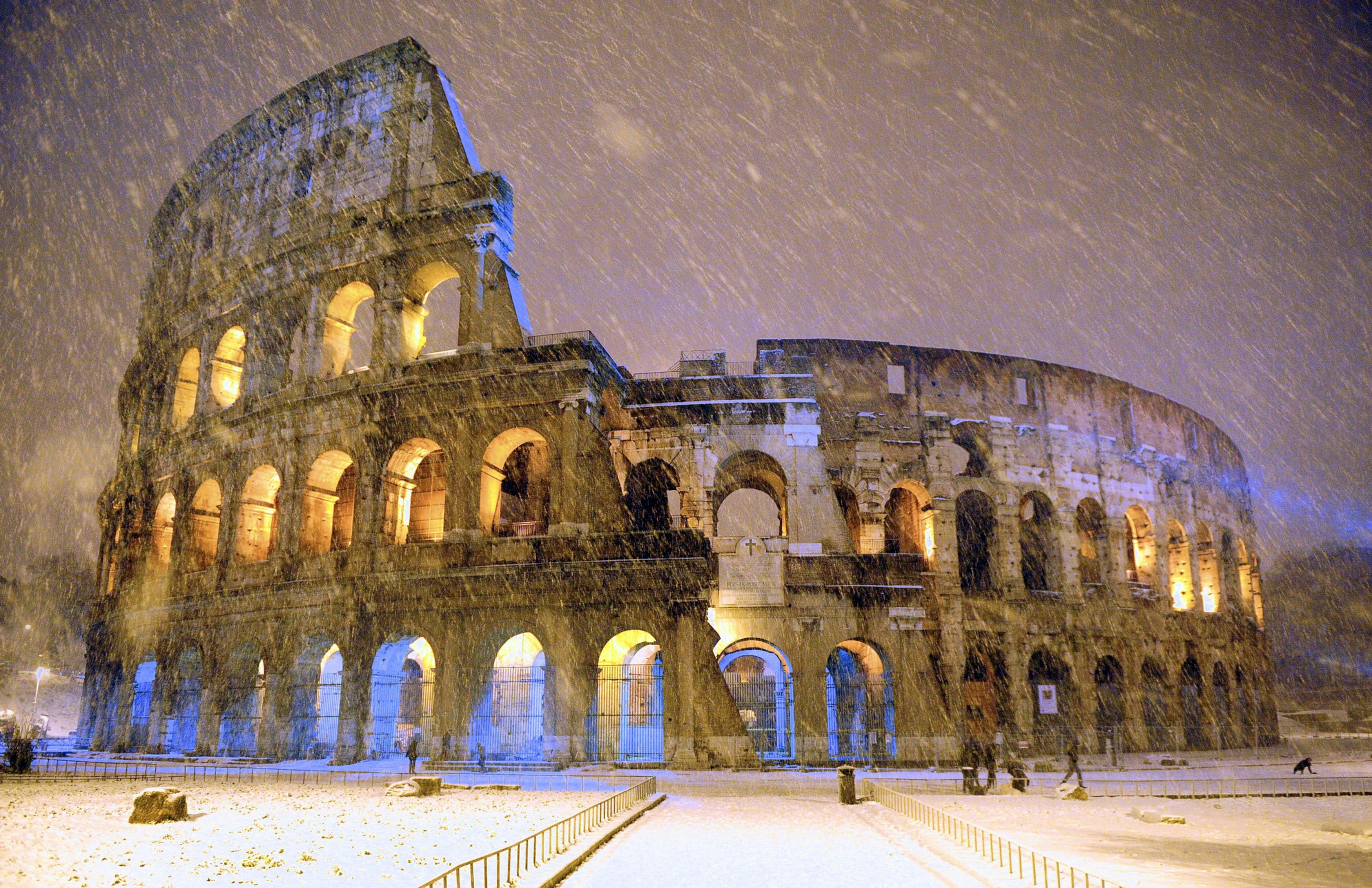 Погода в риме италия. Колизей в Риме зимой. Колизей Монте в Италии. Римини Колизей. Милан Колизей.