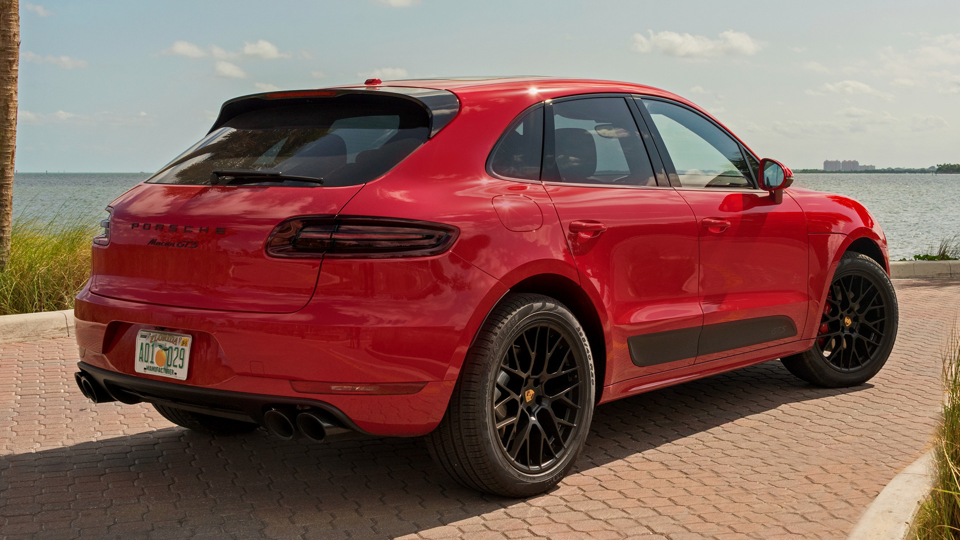 Porsche Macan Turbo красный