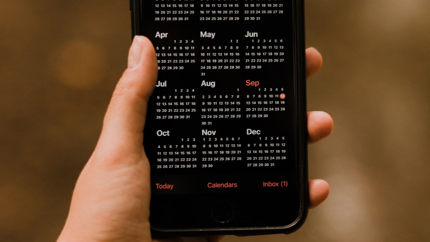 Найти календарь в телефоне. Календарь в телефоне. Календарь на экране смартфона. Iphone Calendar. Картинка календарь в телефоне.