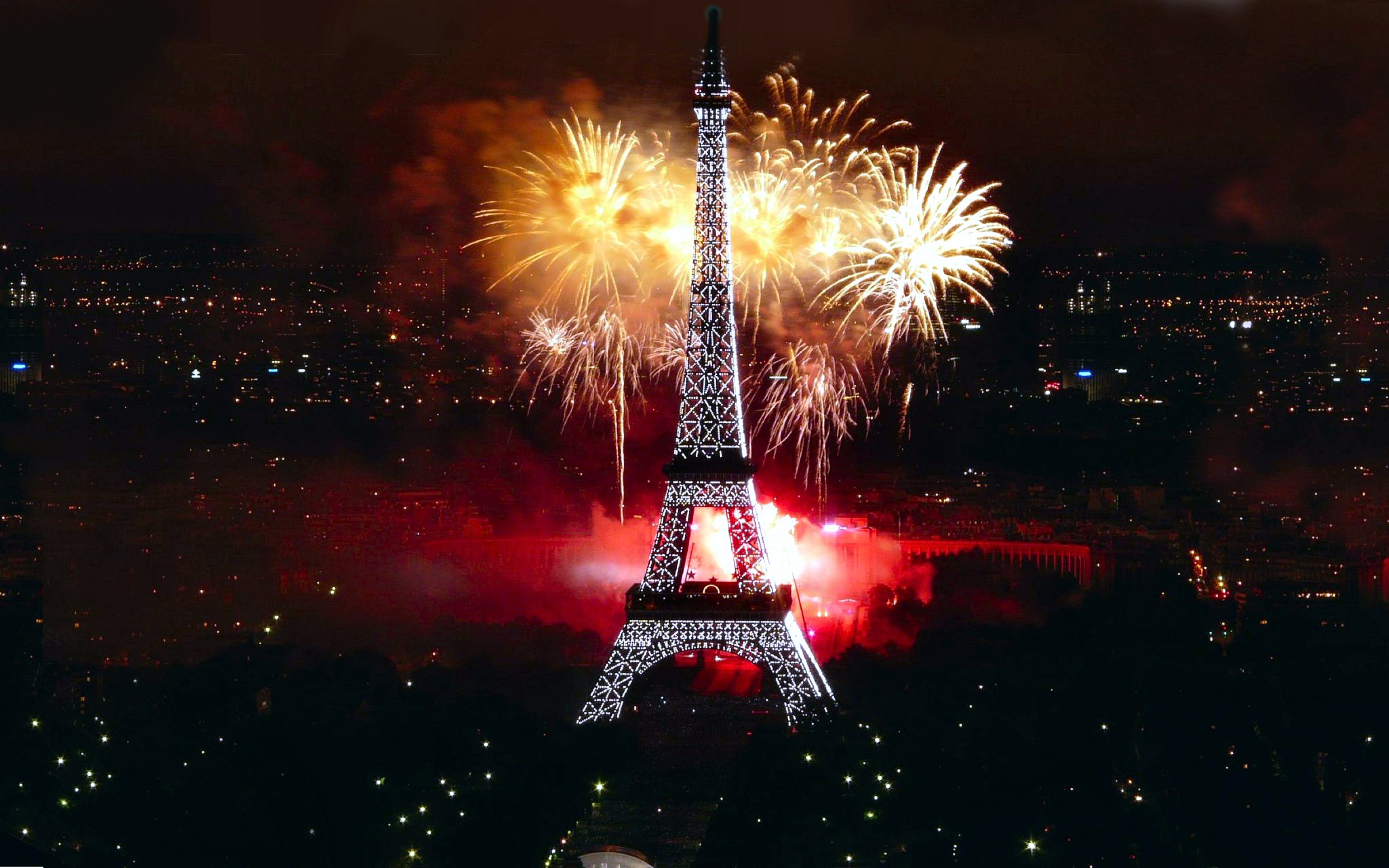 1465277 Hintergrundbild herunterladen eiffelturm, feuerwerk, menschengemacht, monument, paris - Bildschirmschoner und Bilder kostenlos