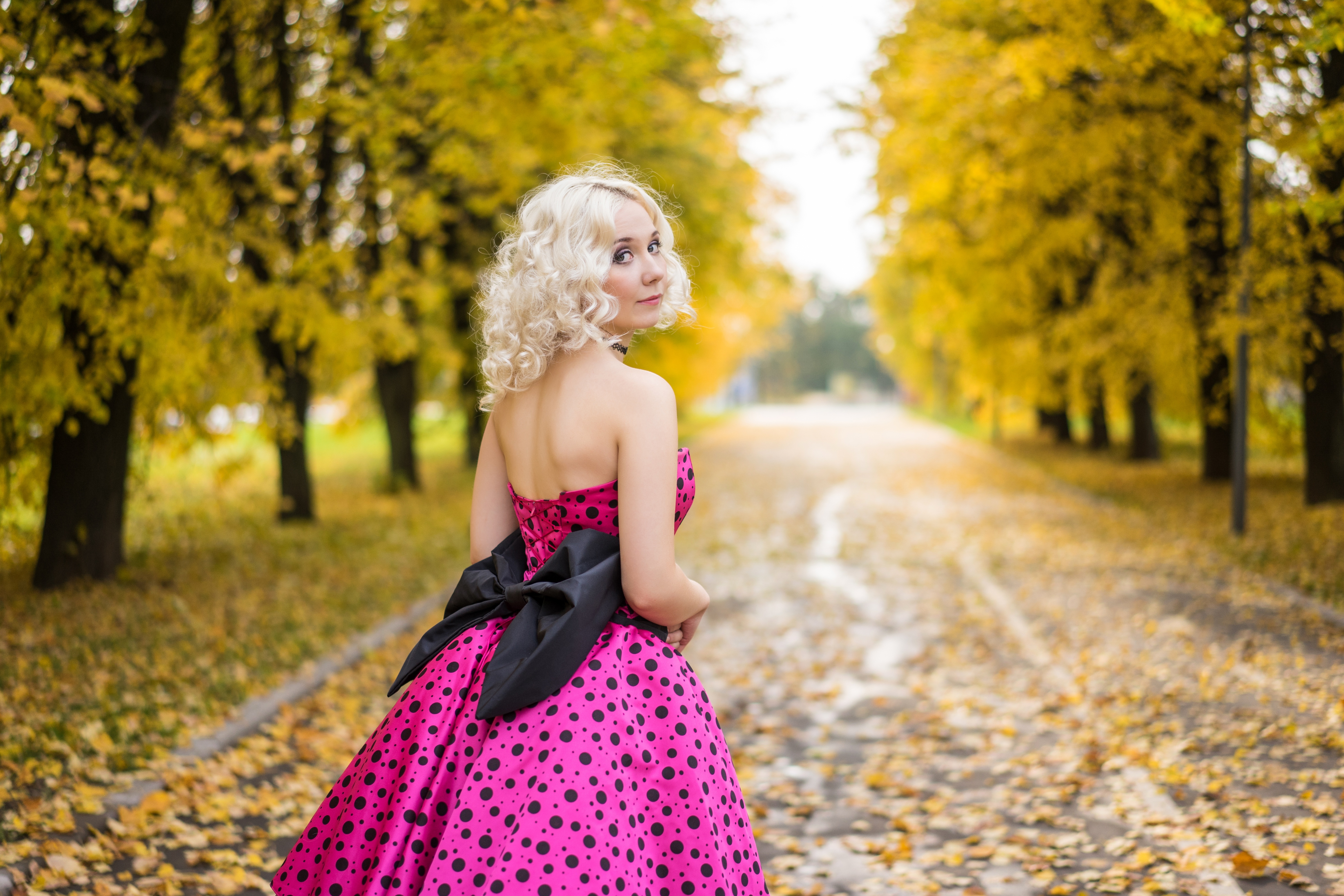 Блондинка в розовом платье. Девушка в платье. Осенняя фотосессия в платье. Осенний платья для женщин. Фотосессия в платье.
