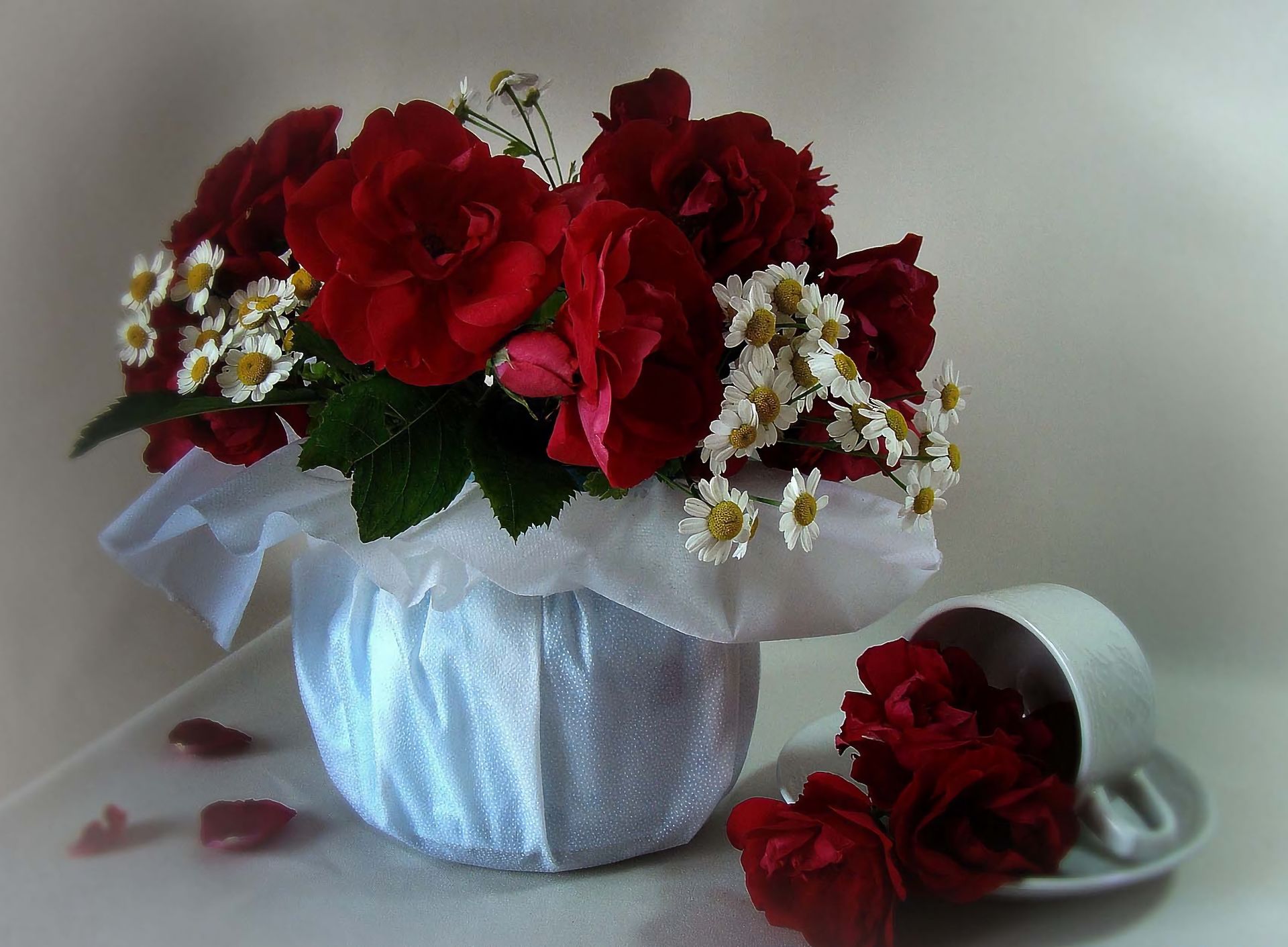 Розы букет вечер. Красивый букет роз в вазе. Цветы вечер. Букет "Вечерний". Добрый вечер цветы красивые.