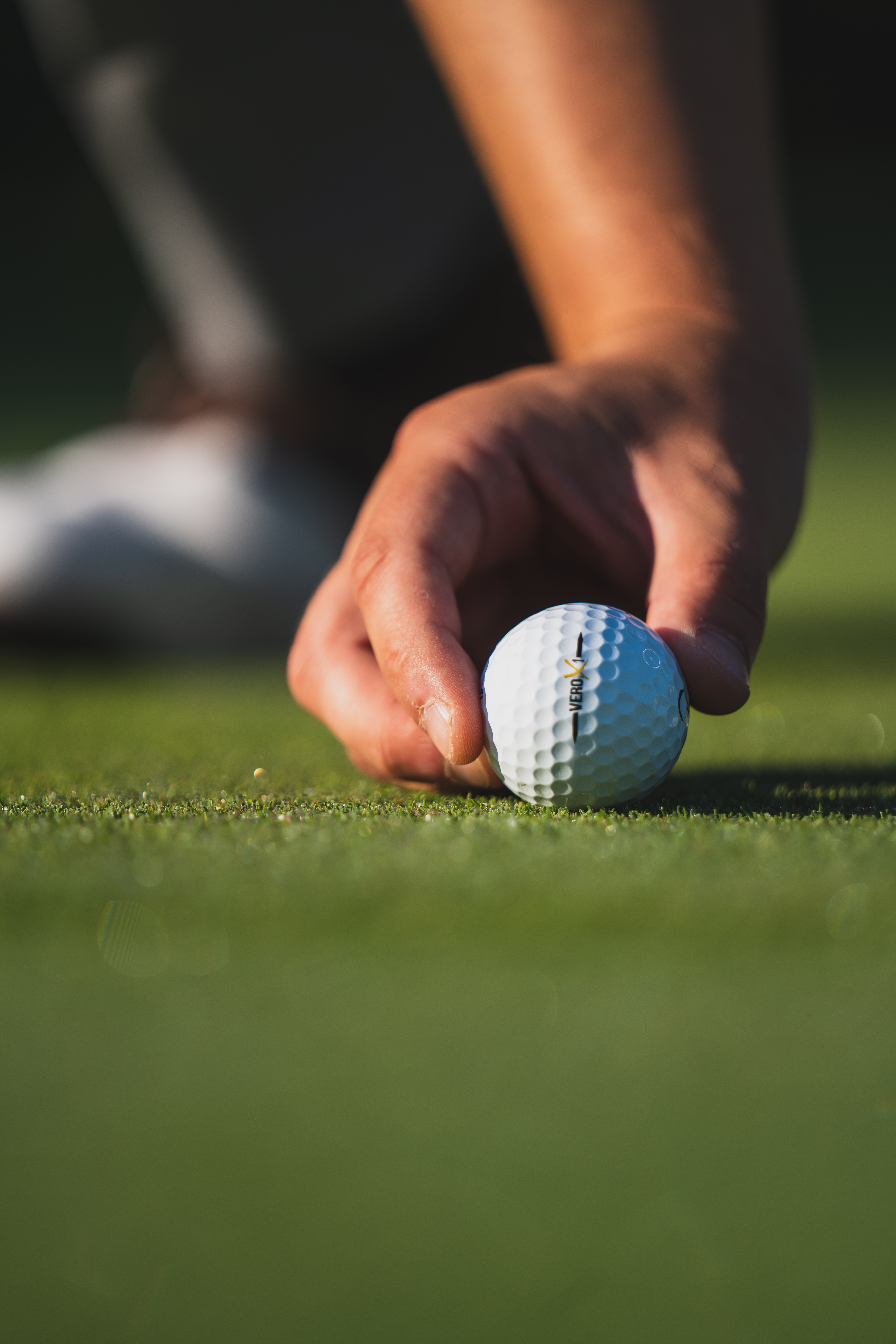 Download mobile wallpaper Grass, Hand, Fingers, Ball, Sports, Golf for free.