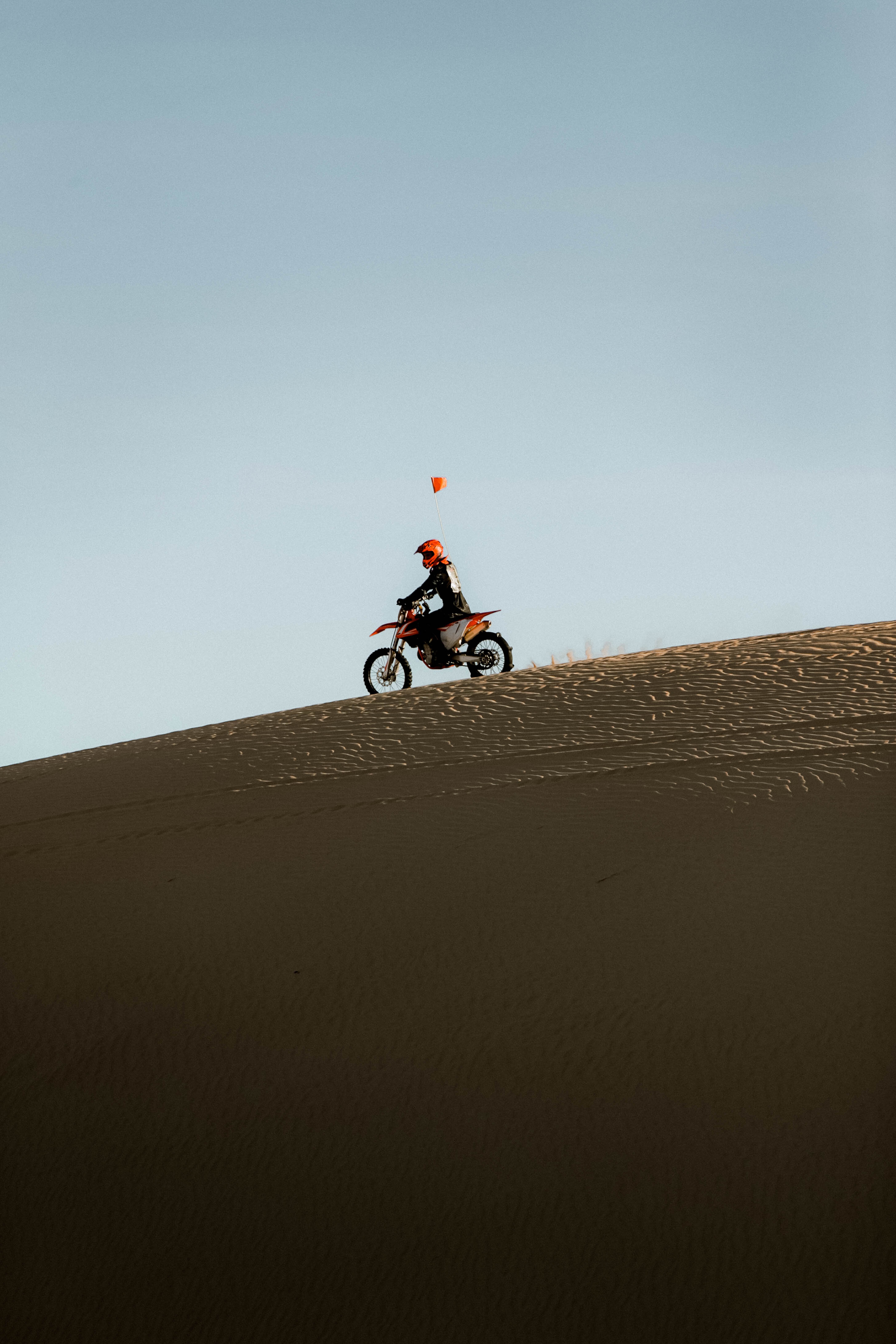 Скачать картинку Песок, Пустыня, Ралли, Мотоцикл, Мотоциклист, Мотоциклы в телефон бесплатно.