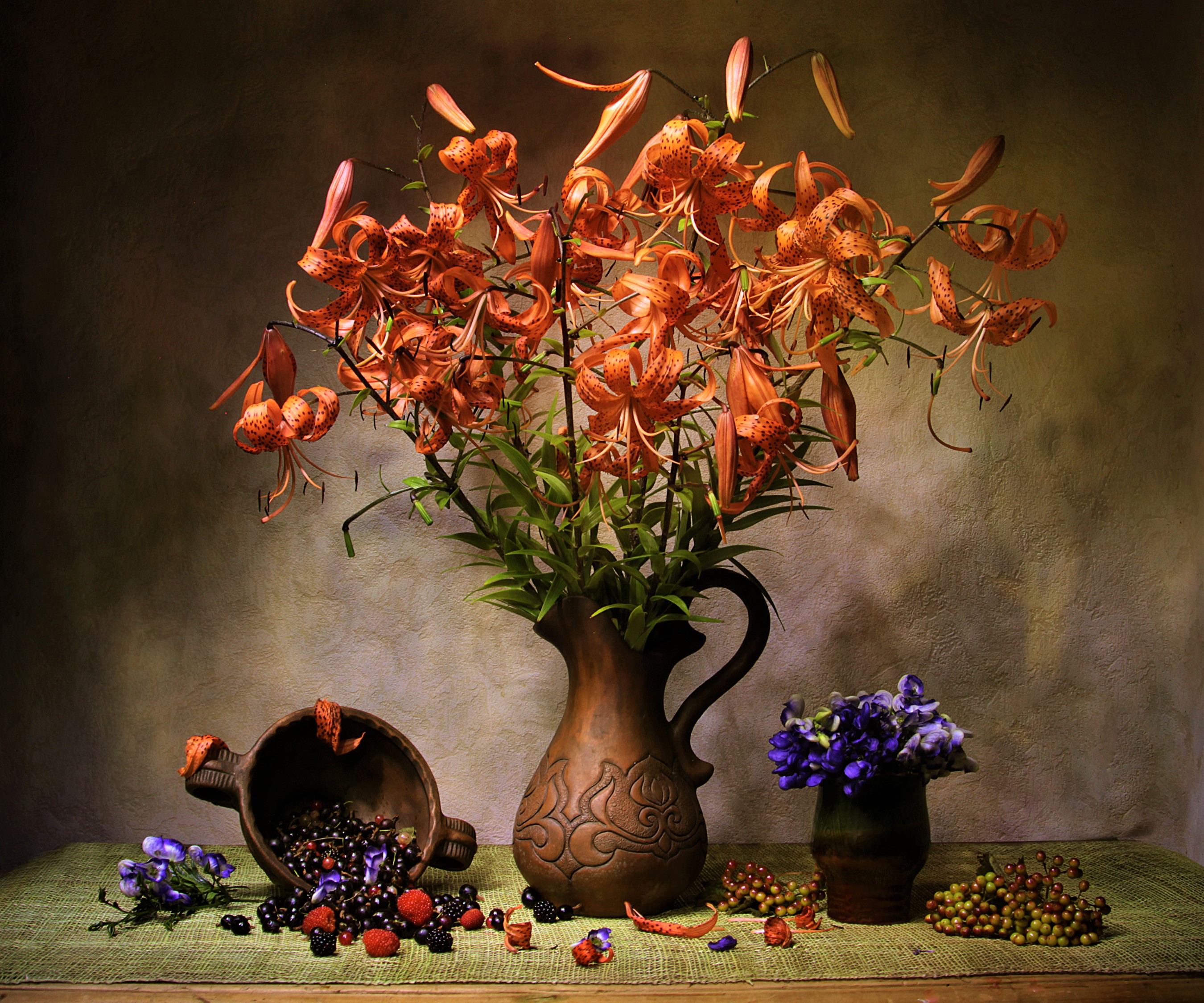 900794 скачать обои натюрморт, фотографии, ягода, чаша, лилия, оранжевый цветок, ваза - заставки и картинки бесплатно