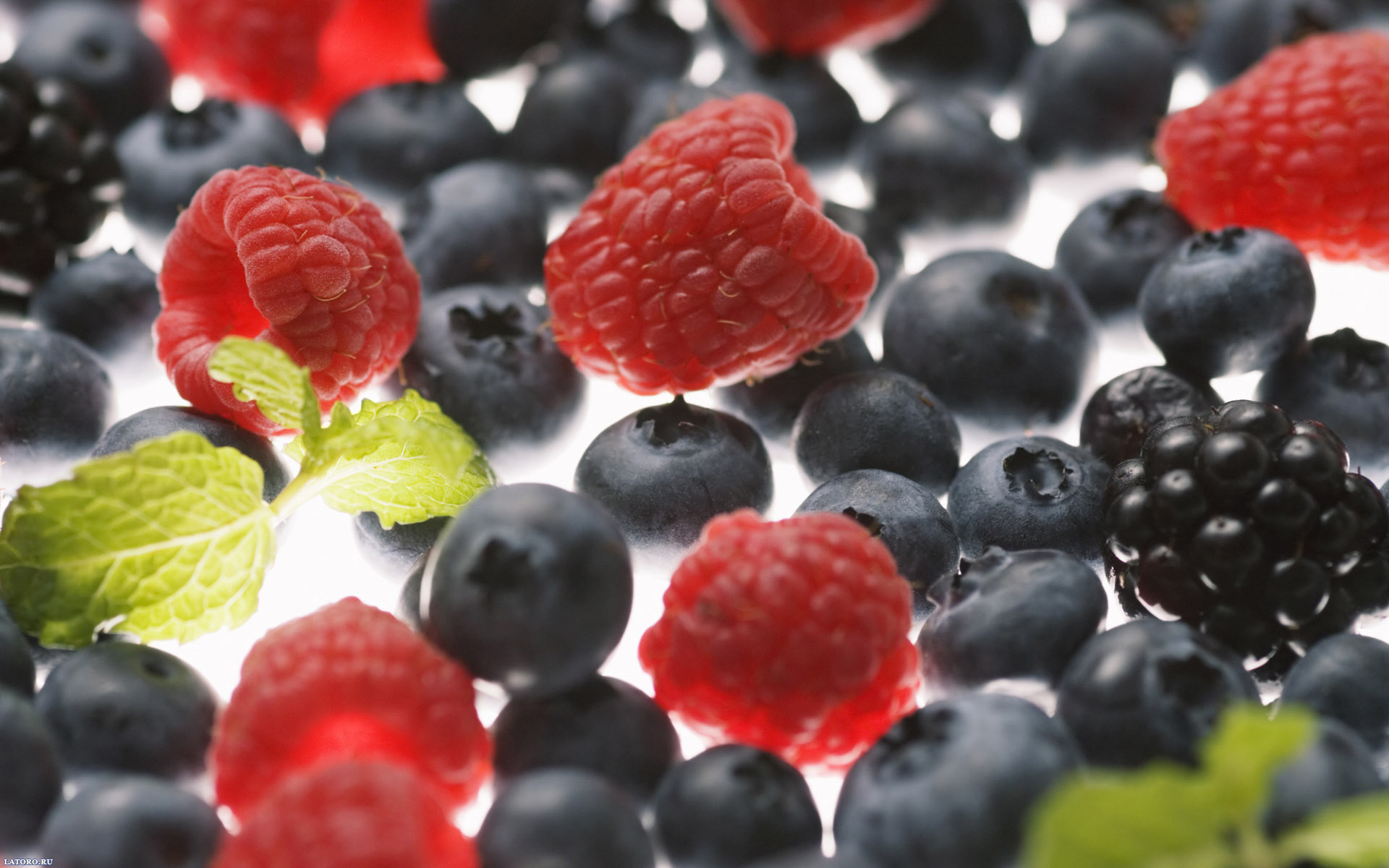 Handy-Wallpaper Obst, Lebensmittel, Berries, Himbeere, Blaubeeren, Hintergrund kostenlos herunterladen.