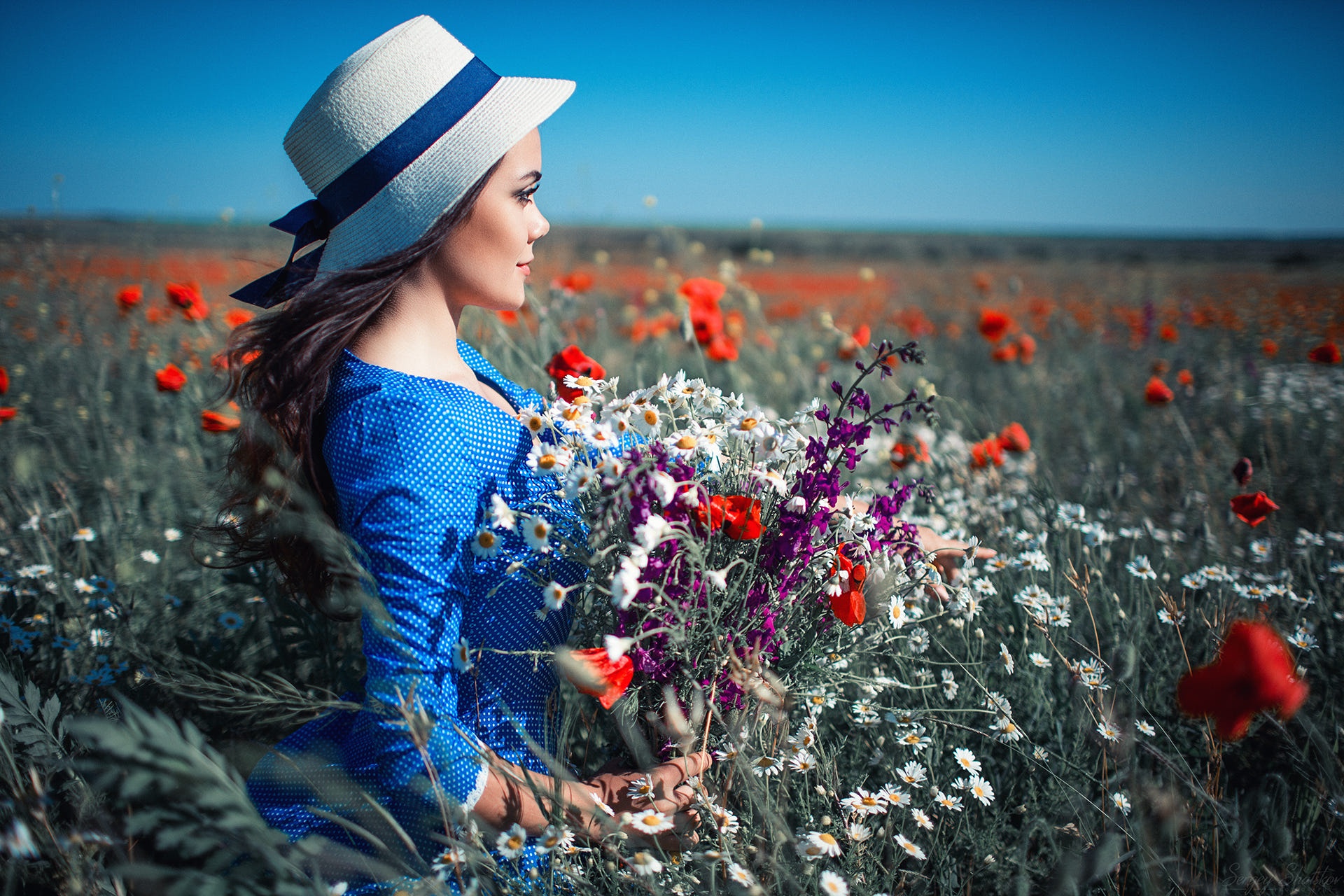 Женщина в поле с цветами