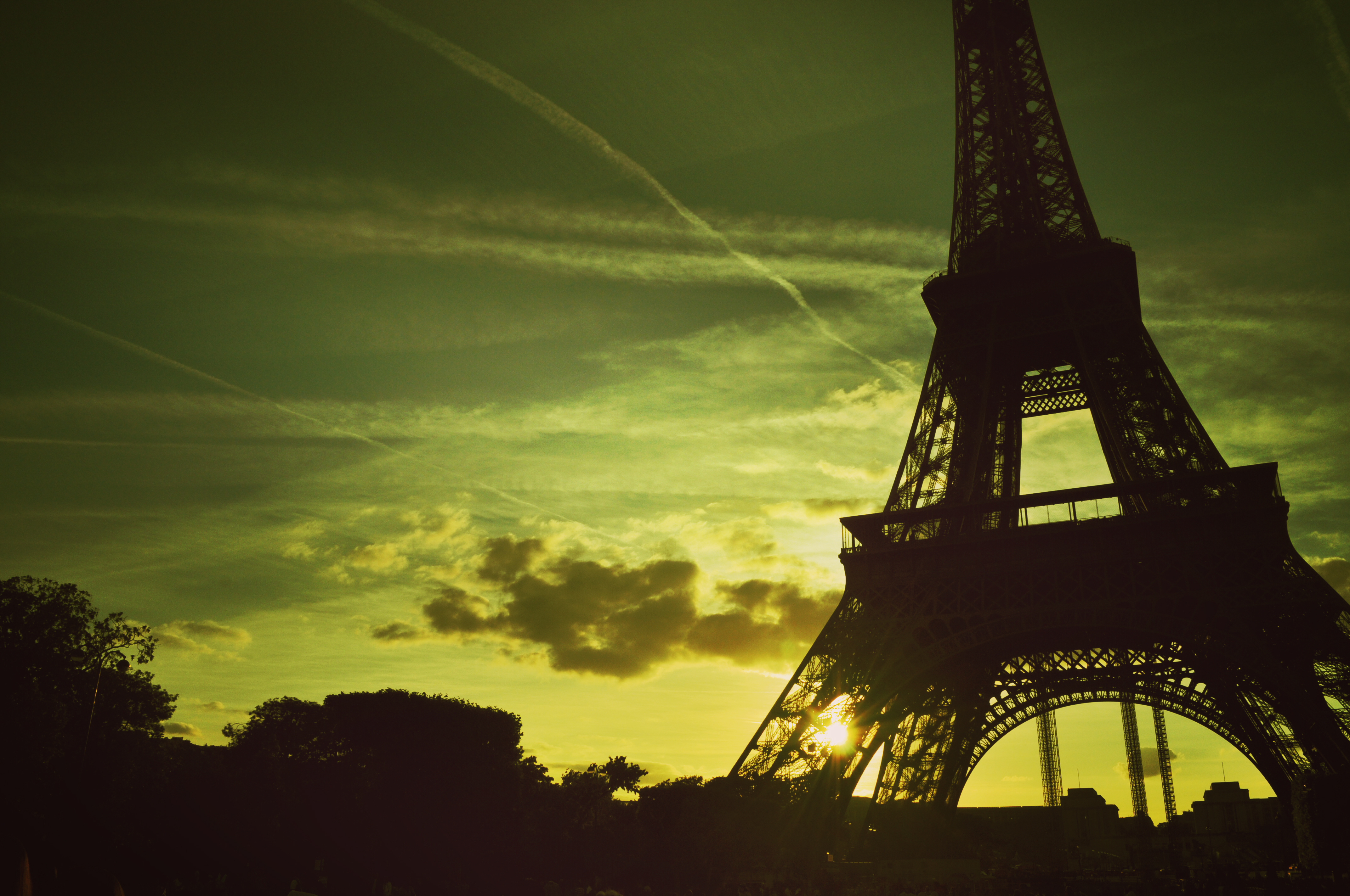 Baixar papel de parede para celular de Pôr Do Sol, Crepúsculo, Cidades, Nuvens, Paris, Torre Eiffel gratuito.