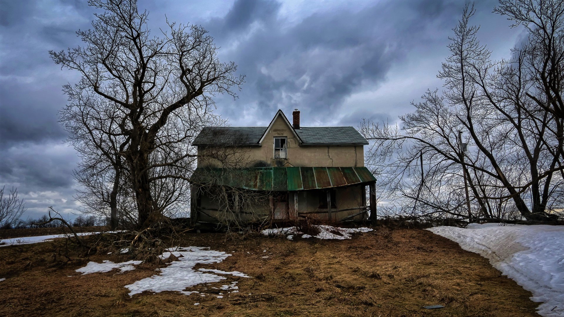 Заброшенный дом в лесу зимой