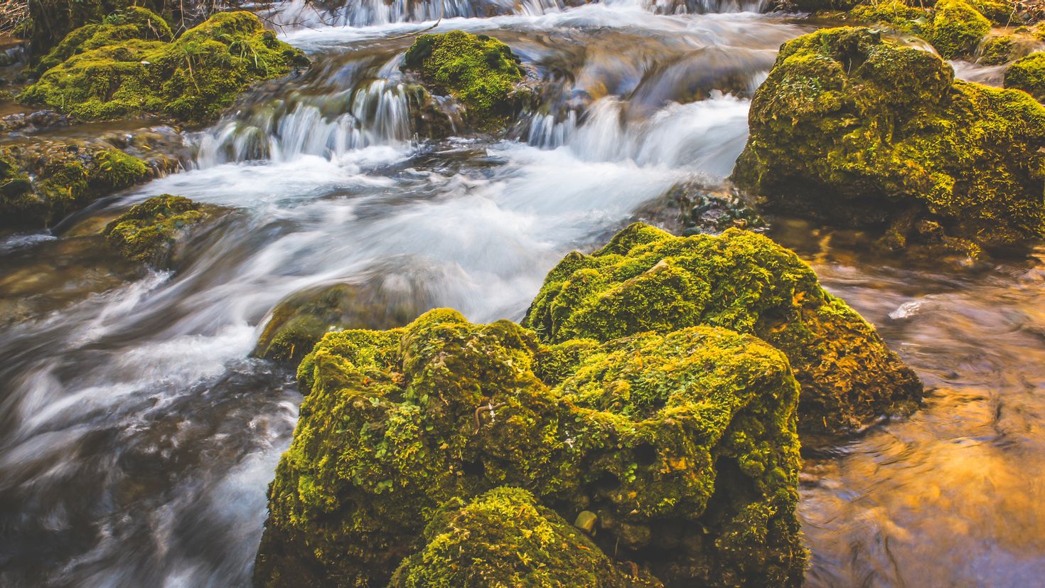 Natural flow. Камень мох водопад. Водопады Исландии. Водопад камни. Обои на телефон водопад.