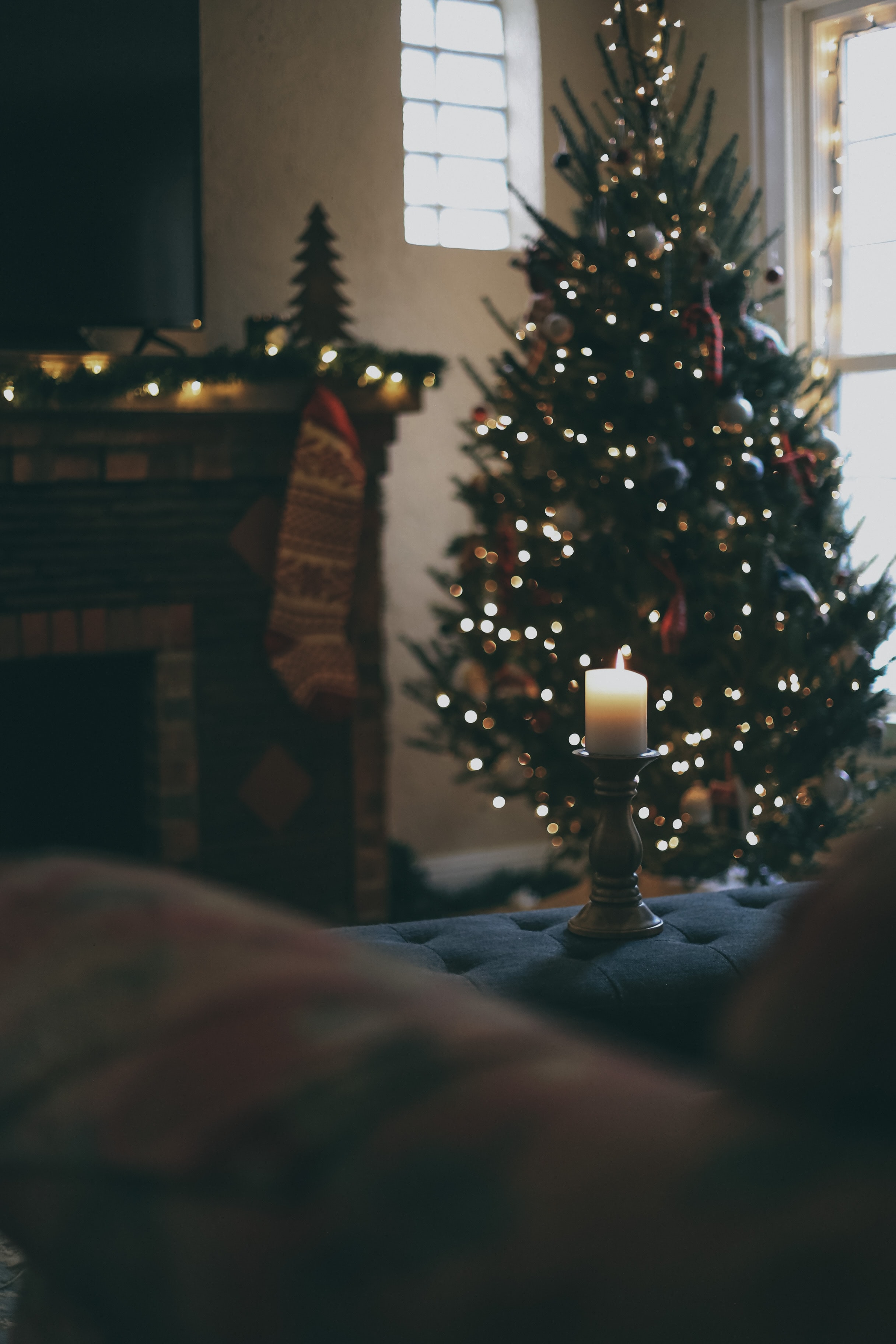 Handy-Wallpaper Neues Jahr, Kerze, Feiertage, Neujahr, Weihnachtsbaum, Weihnachten kostenlos herunterladen.