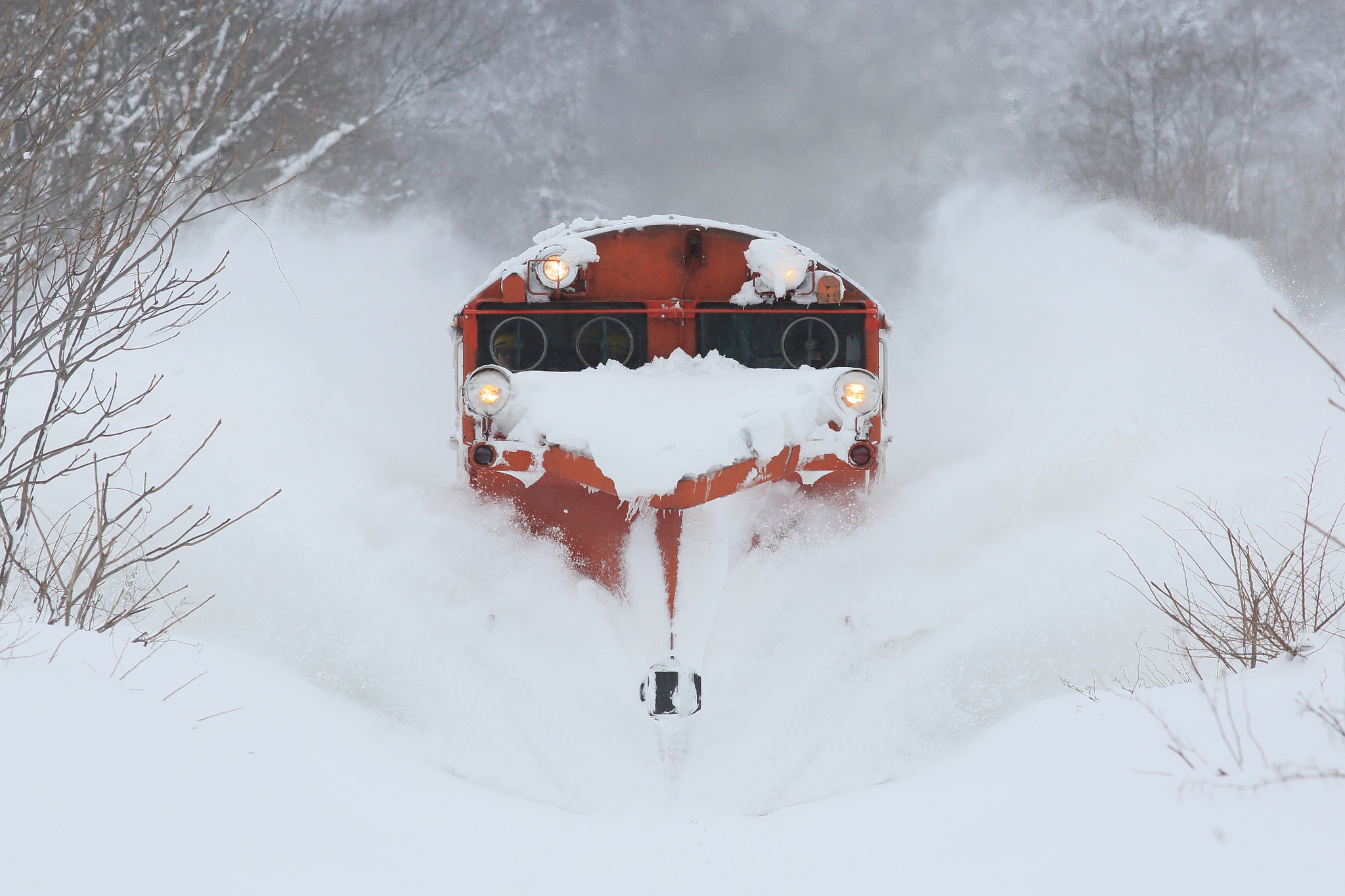 Поезд снежные заносы. Поезд в снегу. Поезд в сугробе. Поезд зимой. Снежные заносы на железных дорогах.
