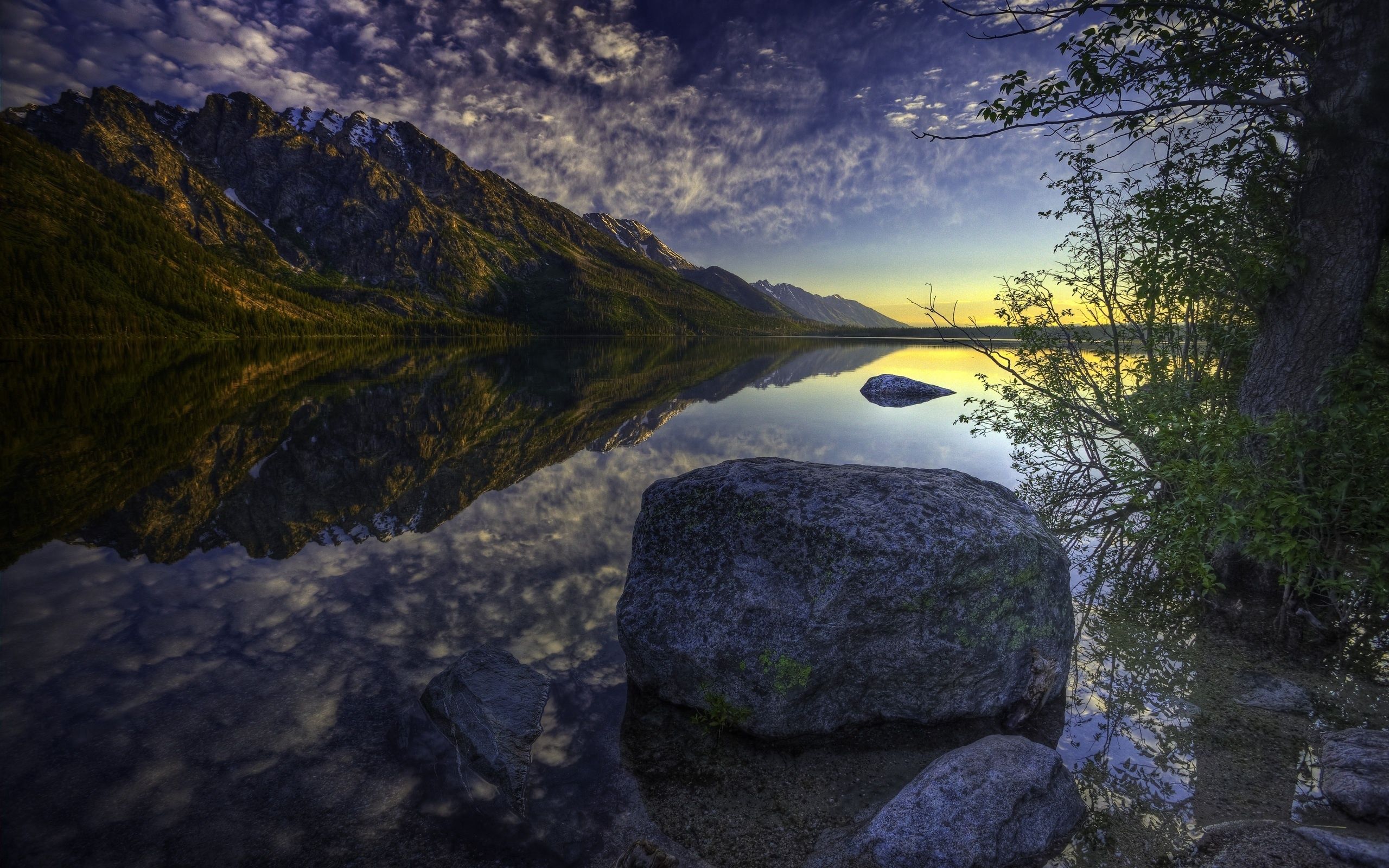 Laden Sie das See, Reflexion, Stein, Ein Stein, Natur, Mountains-Bild kostenlos auf Ihren PC-Desktop herunter