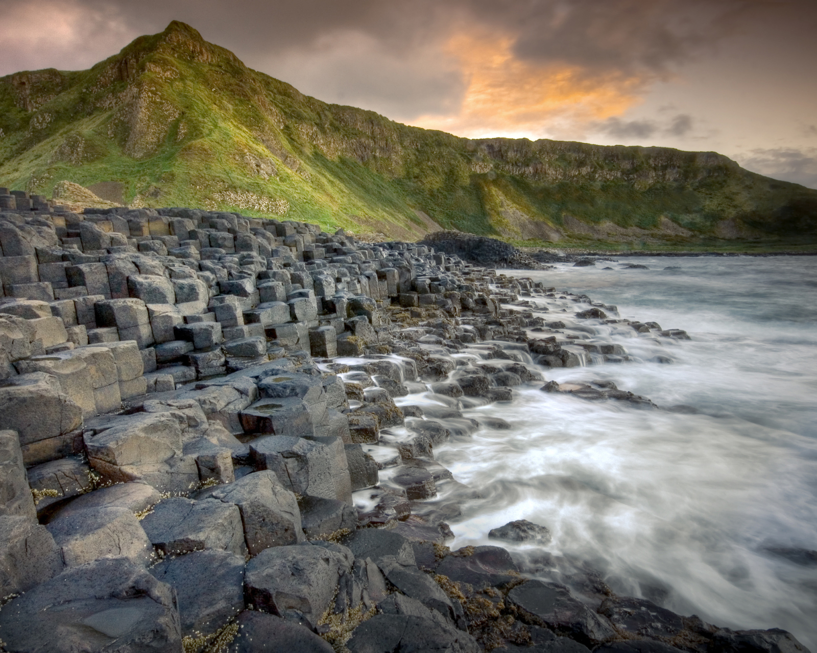 Mountains in ireland. Giants Causeway Ирландия. Мостовая гигантов, Северная Ирландия. Тропа великанов Северная Ирландия. Плато Антрим.