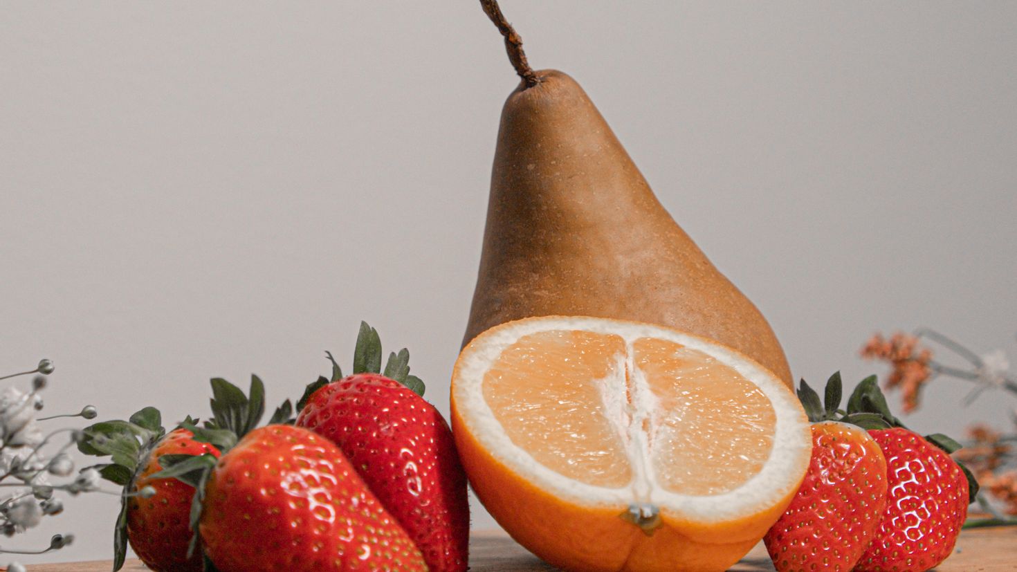 Orange pear. Обои фрукты. Клубника груша. Оранжевая груша. Апельсин и груша.