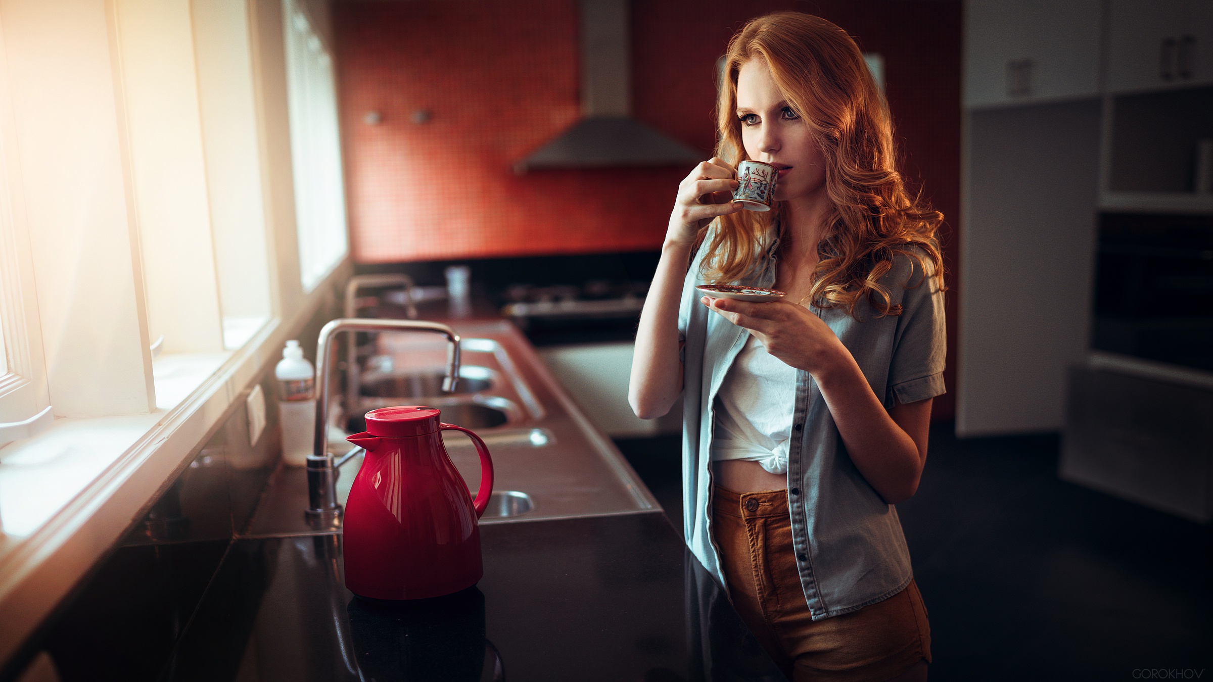 Девушку на кухонном столе. Ivan Gorokhov. Рыжая девушка с кофе. Рыжая девушка в кафе. Фотосессия на кухне девушка.