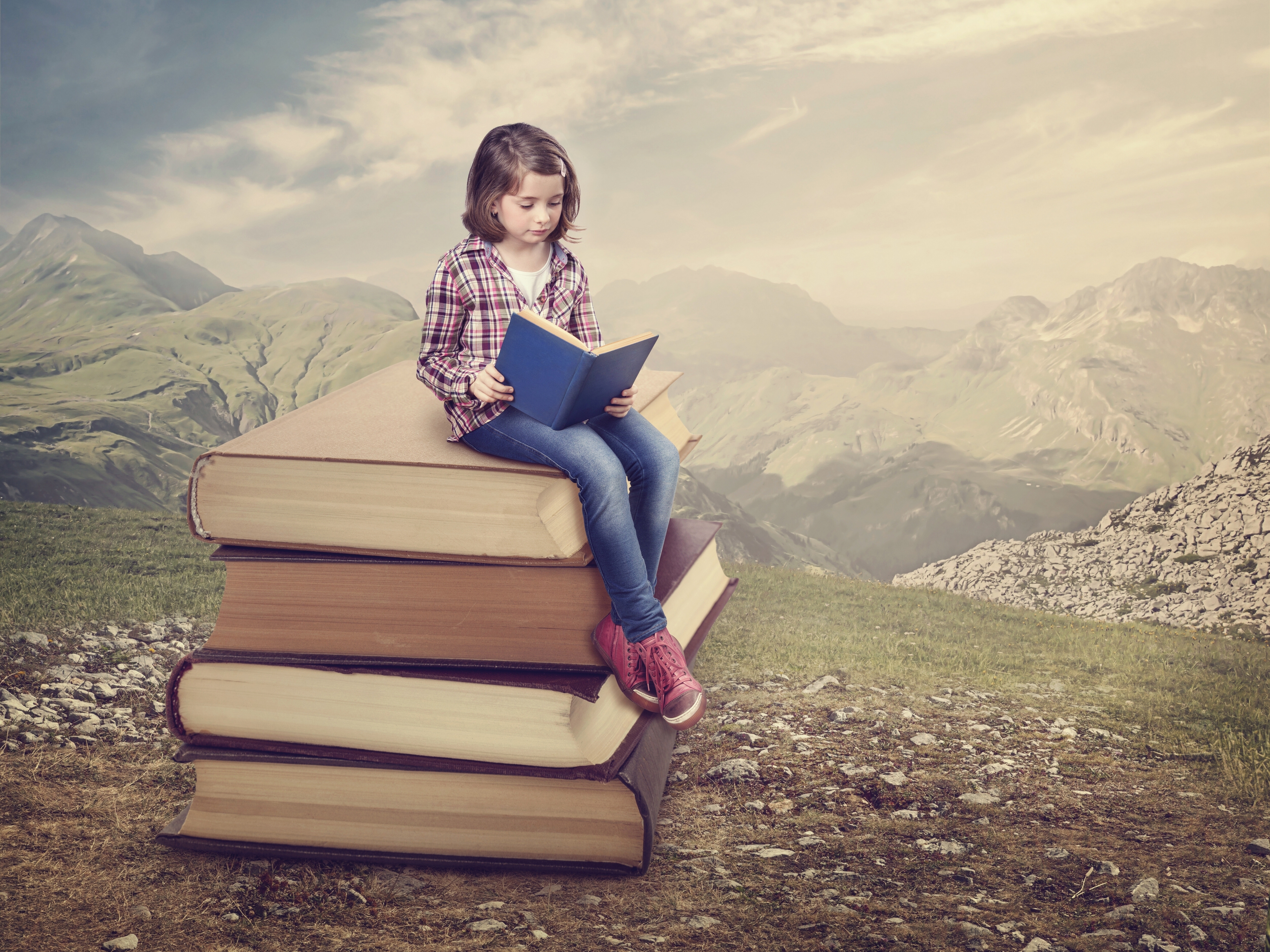 Книги человек человеку кот. Чтение книг. Фотосессия с книгой. Книга для девочек. Девочка с книжкой.