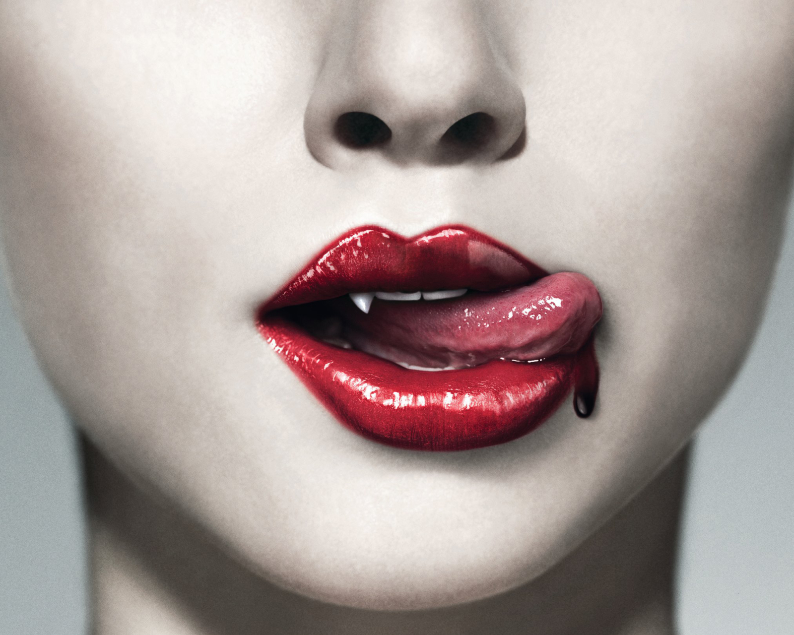 Женские губы. Что означает кровь во рту