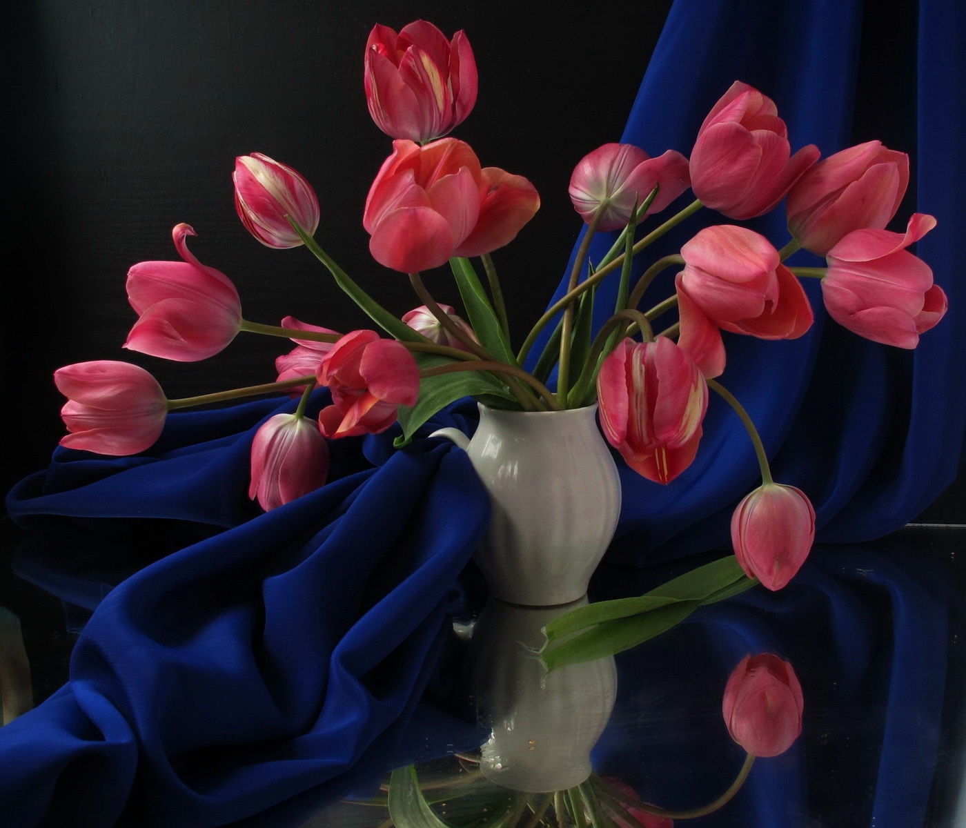 Free download wallpaper Flowers, Reflection, Cloth, Table, Vase, Tulips on your PC desktop