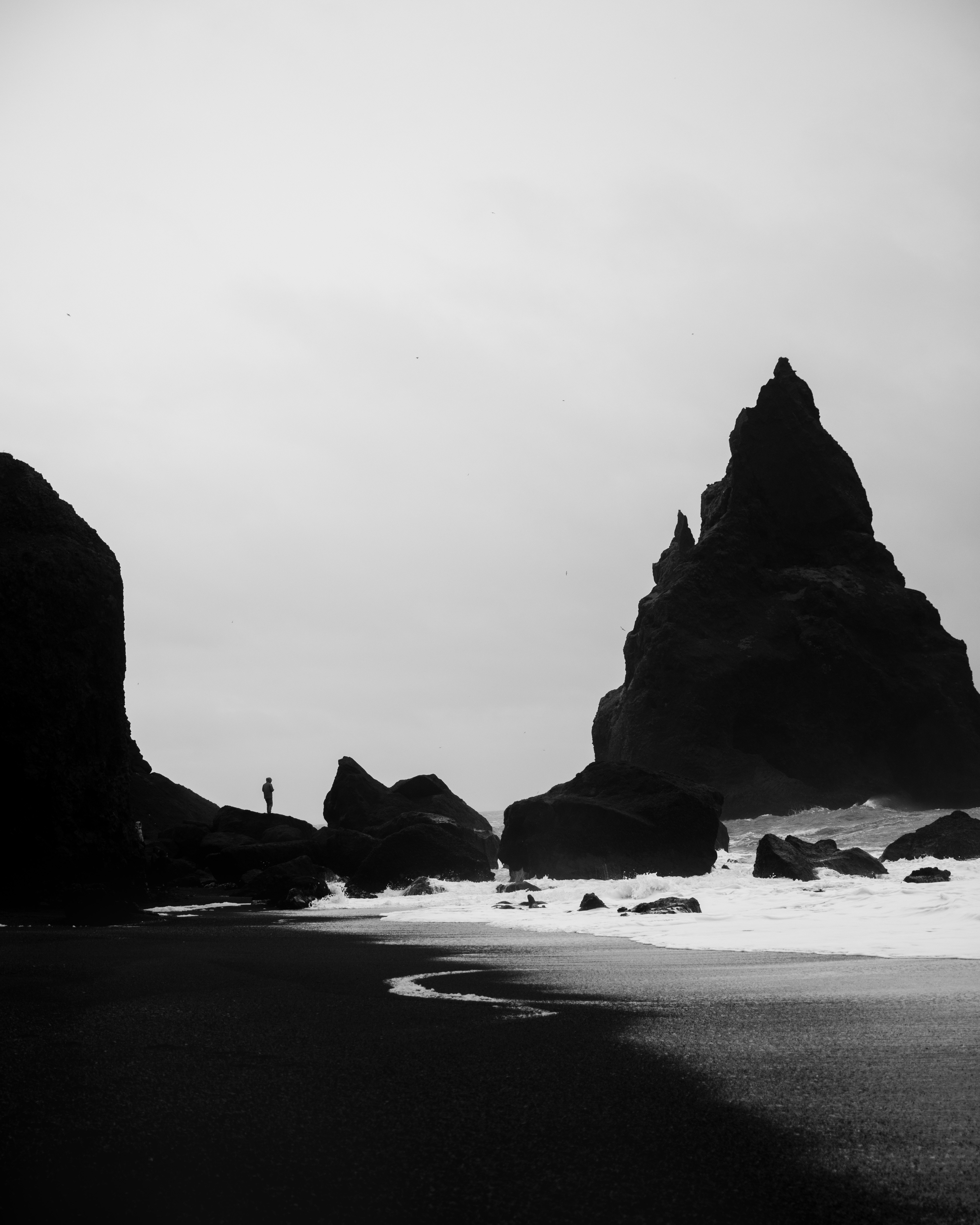 Download mobile wallpaper Coast, Cliff, Chb, Surf, Bw, Silhouettes, Nature for free.