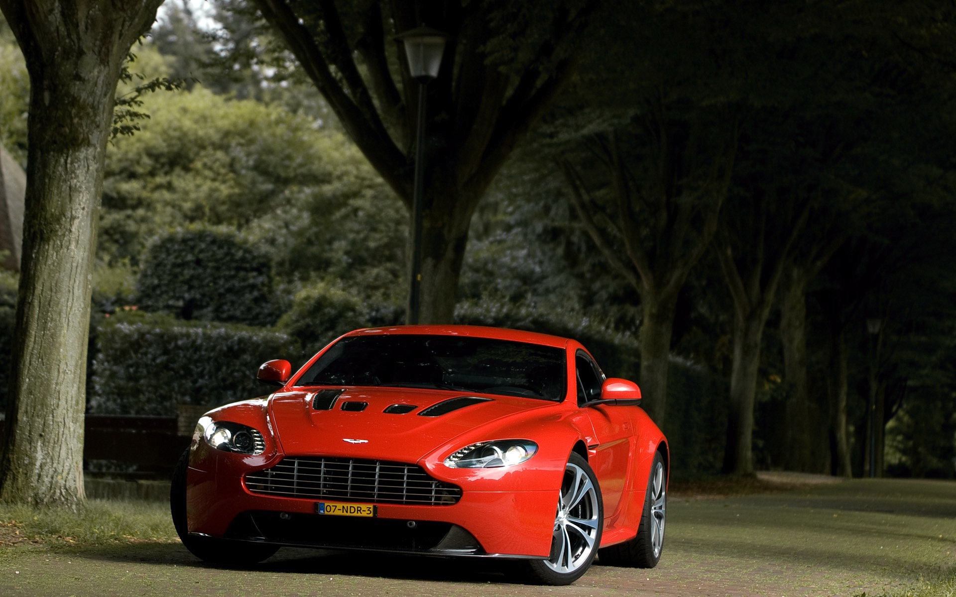 Aston Martin v12 Vantage Red