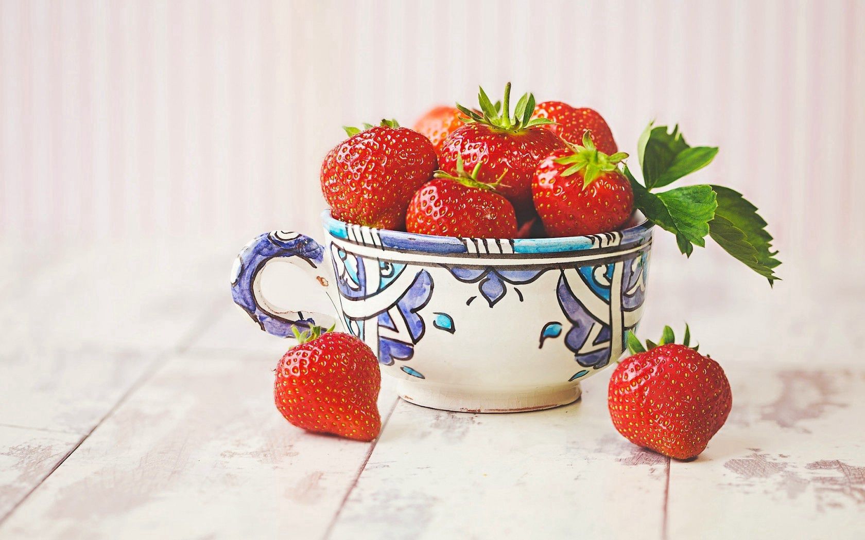 Horizontal Wallpaper food, strawberry, berries, cup, ripe