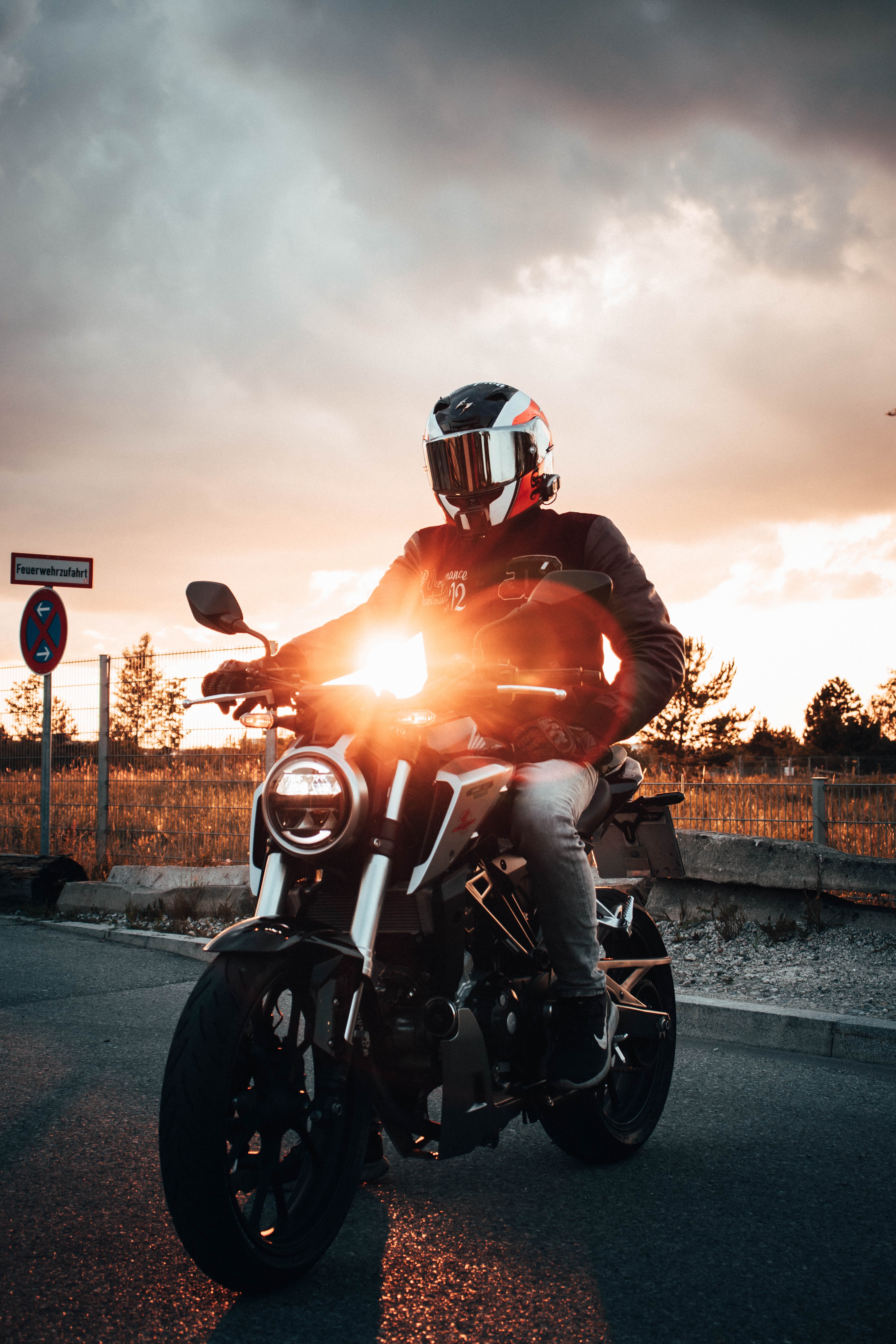 79608 скачать обои мотоциклист, байк, мотоциклы, свет, шлем, мотоцикл - заставки и картинки бесплатно