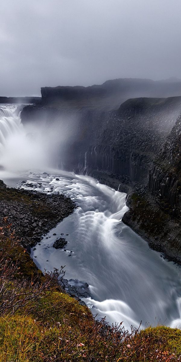 Большой водопад в европе. Деттифосс Исландия. Исландский водопад Деттифосс. Водопад Деттифосс (Dettifoss),. Исландия каньон водопад.