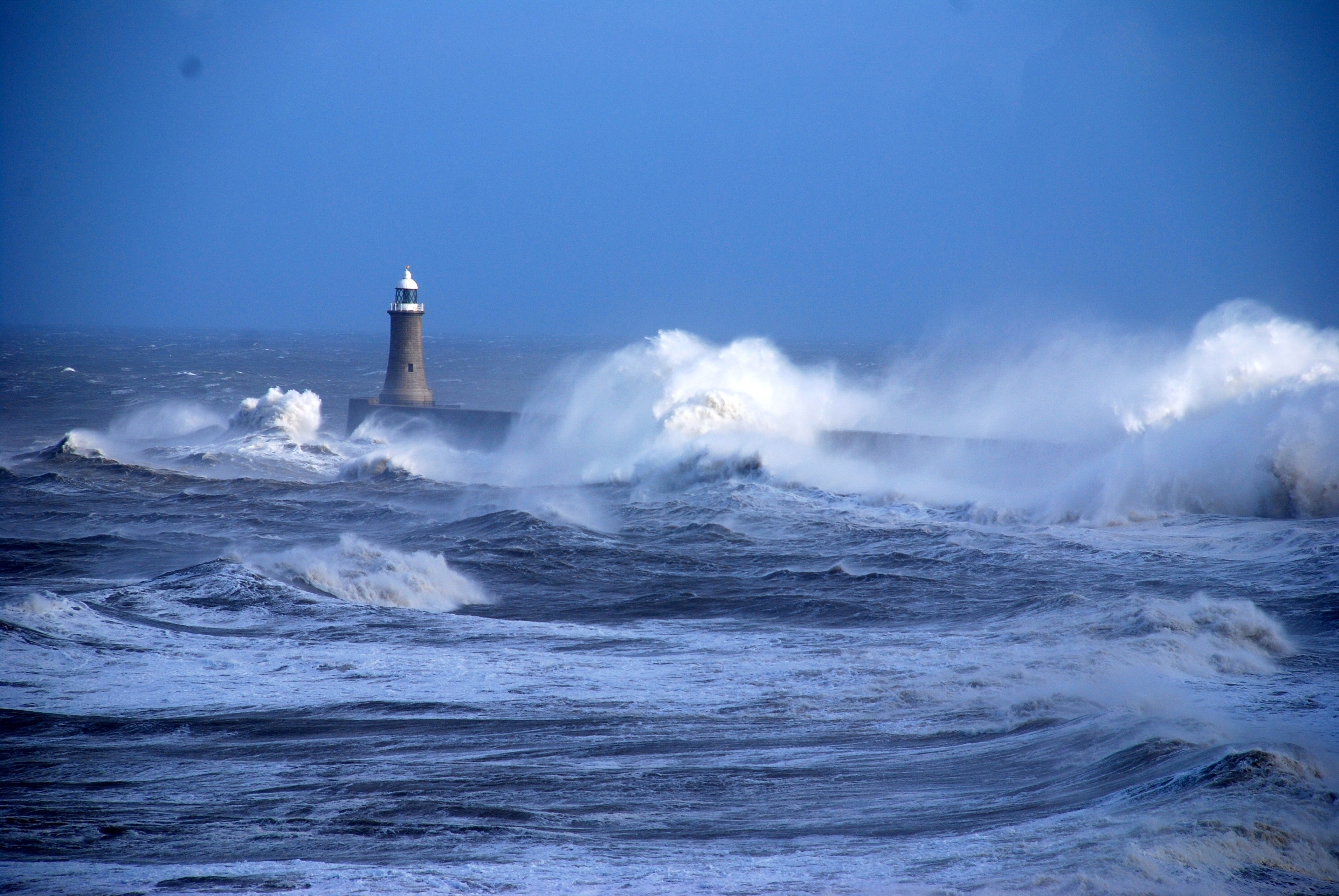85278 скачать картинку маяк, море, шторм, природа, волны, океан, ветер, непогода, удары - обои и заставки бесплатно