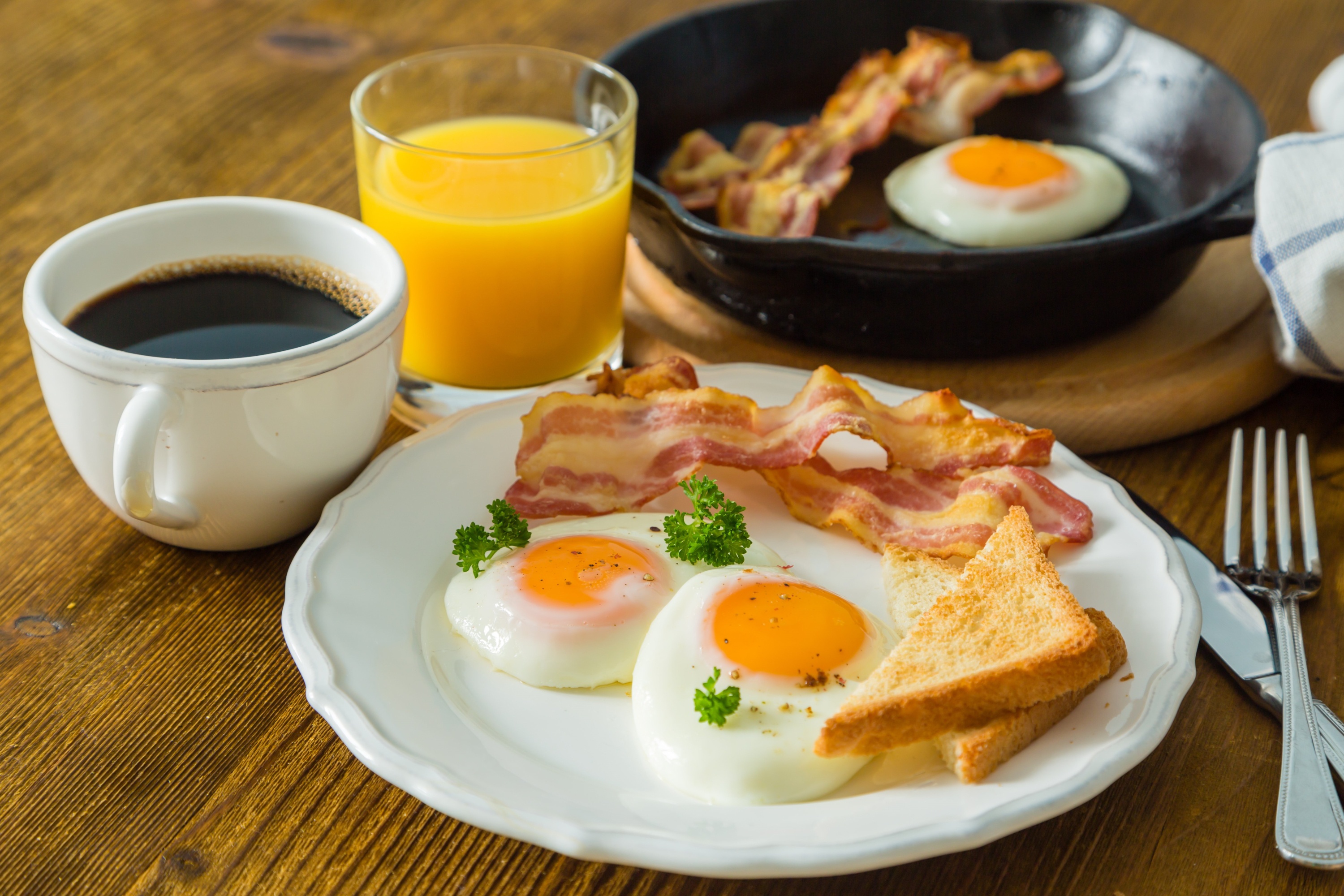 Яйца с беконом американский завтрак