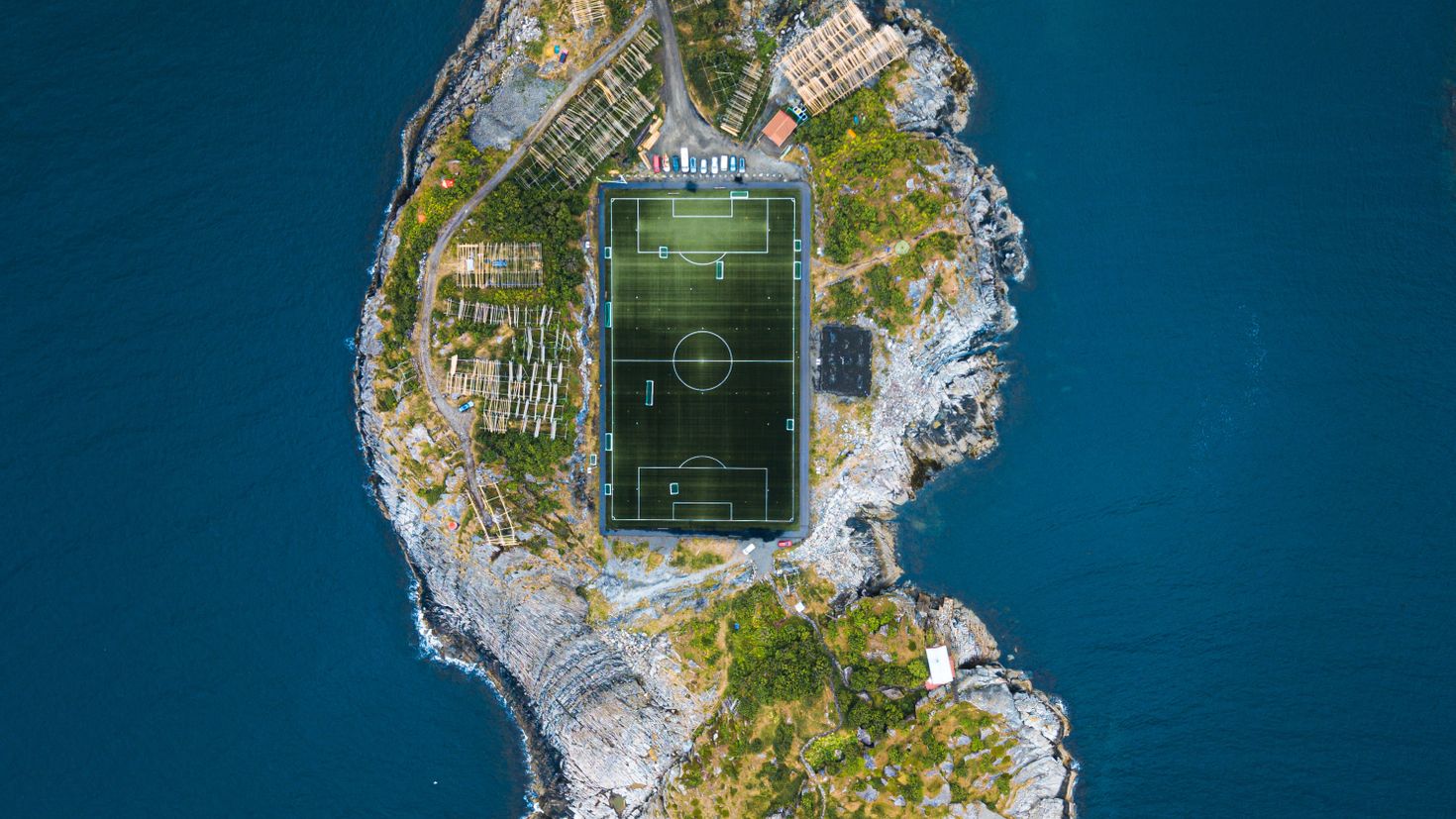 Стадион на острове. Город остров. Остров вид сверху. Футбольное поле на острове.