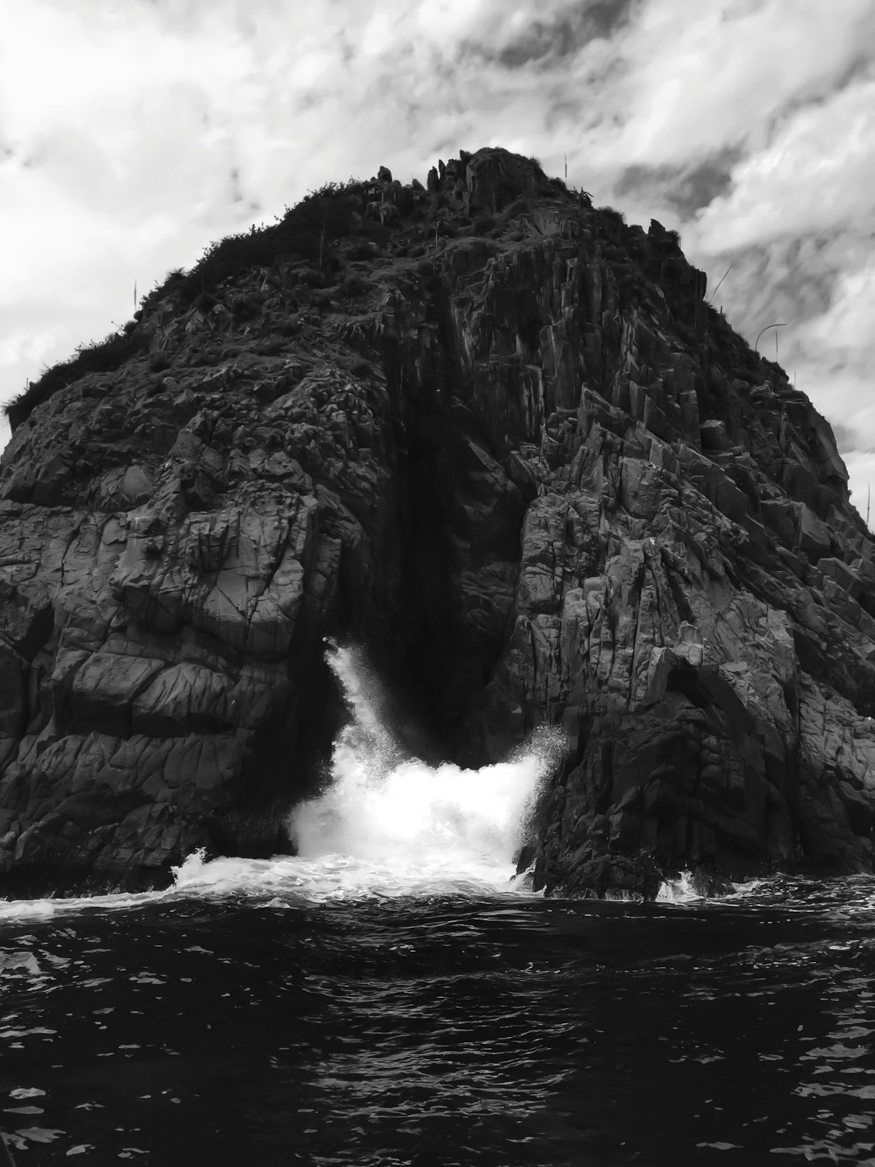 1920 x 1080 picture nature, water, rock, spray, bw, chb