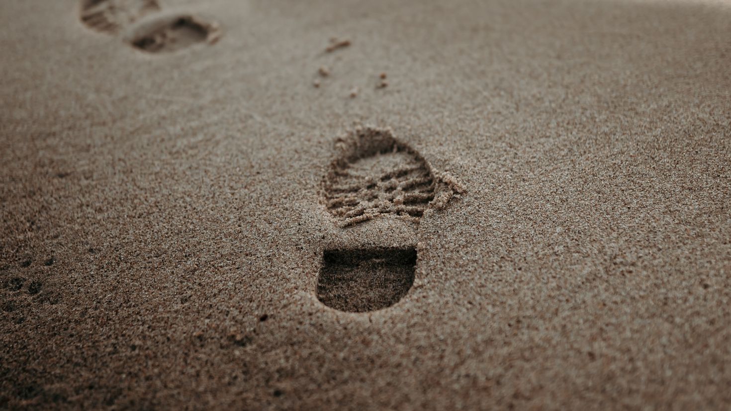 Следы на песке слушать. Следы на песке. Следы на пляже. Следы кроссовок на песке. След обои.