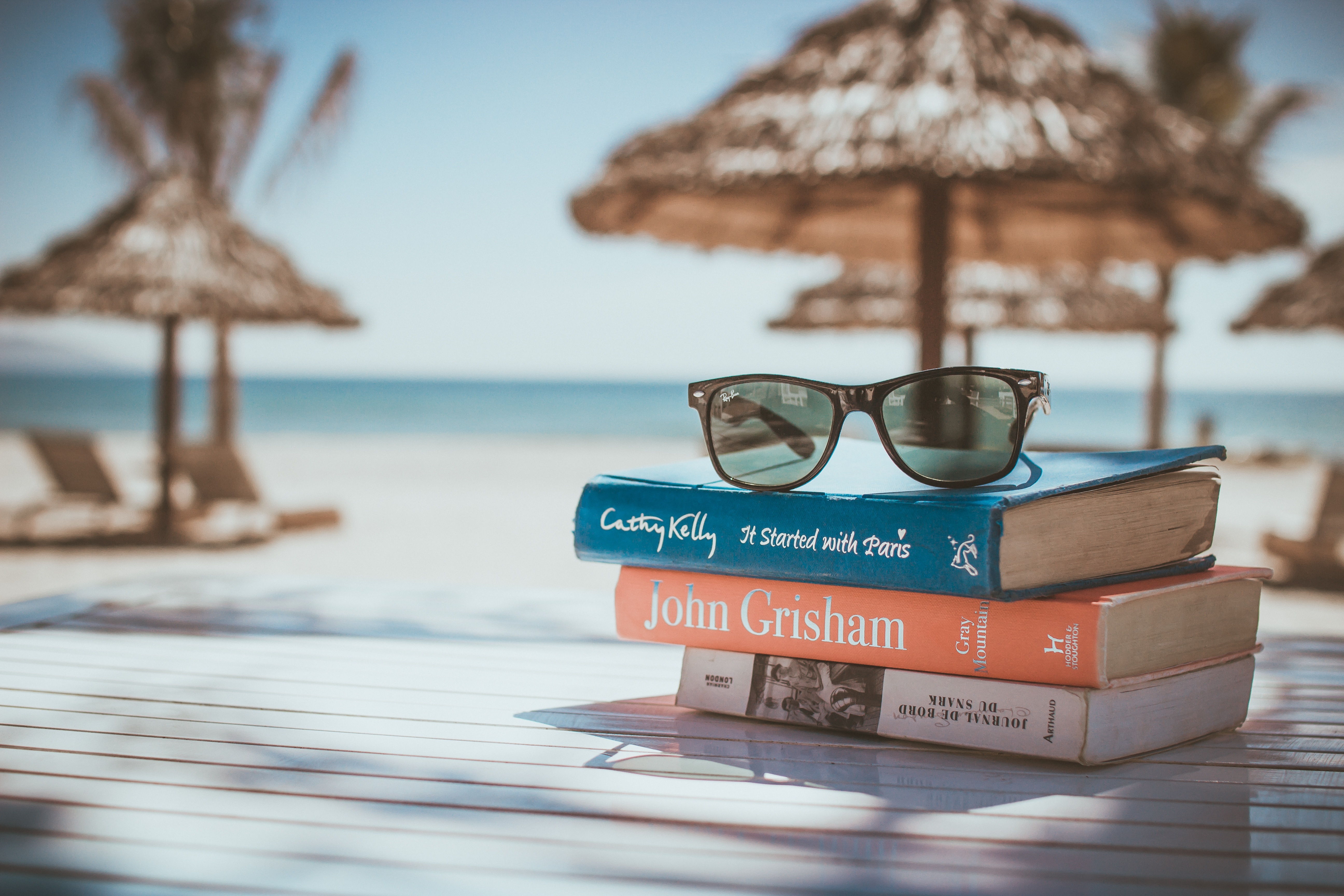 62213 скачать картинку книги, солнце, пляж, разное, солнцезащитные очки - обои и заставки бесплатно