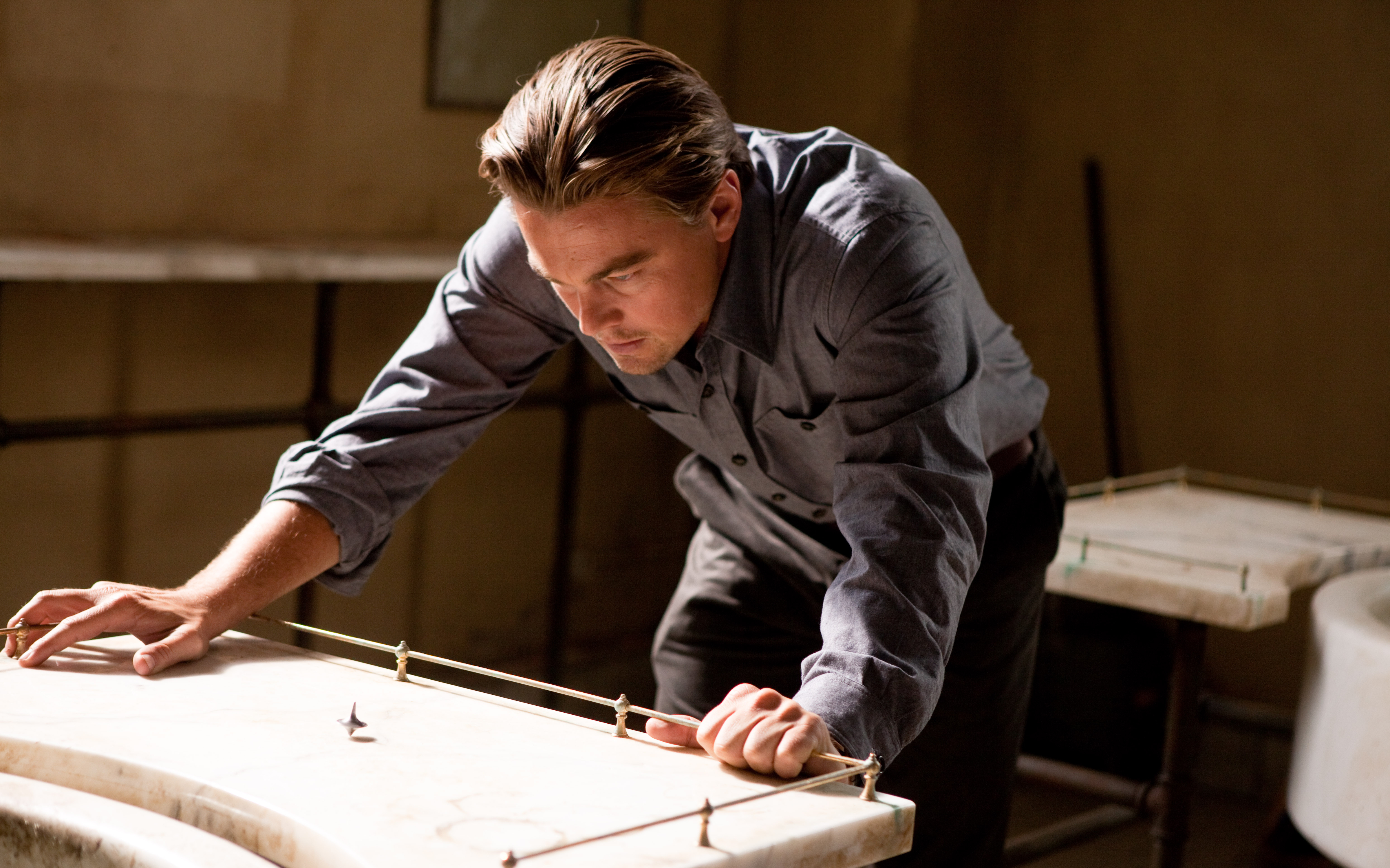 Начни посмотрим. Фильм начало волчок. Inception волчок Кадр из фильма. Фильм начало 2022. Фильмы с необычным сюжетом.