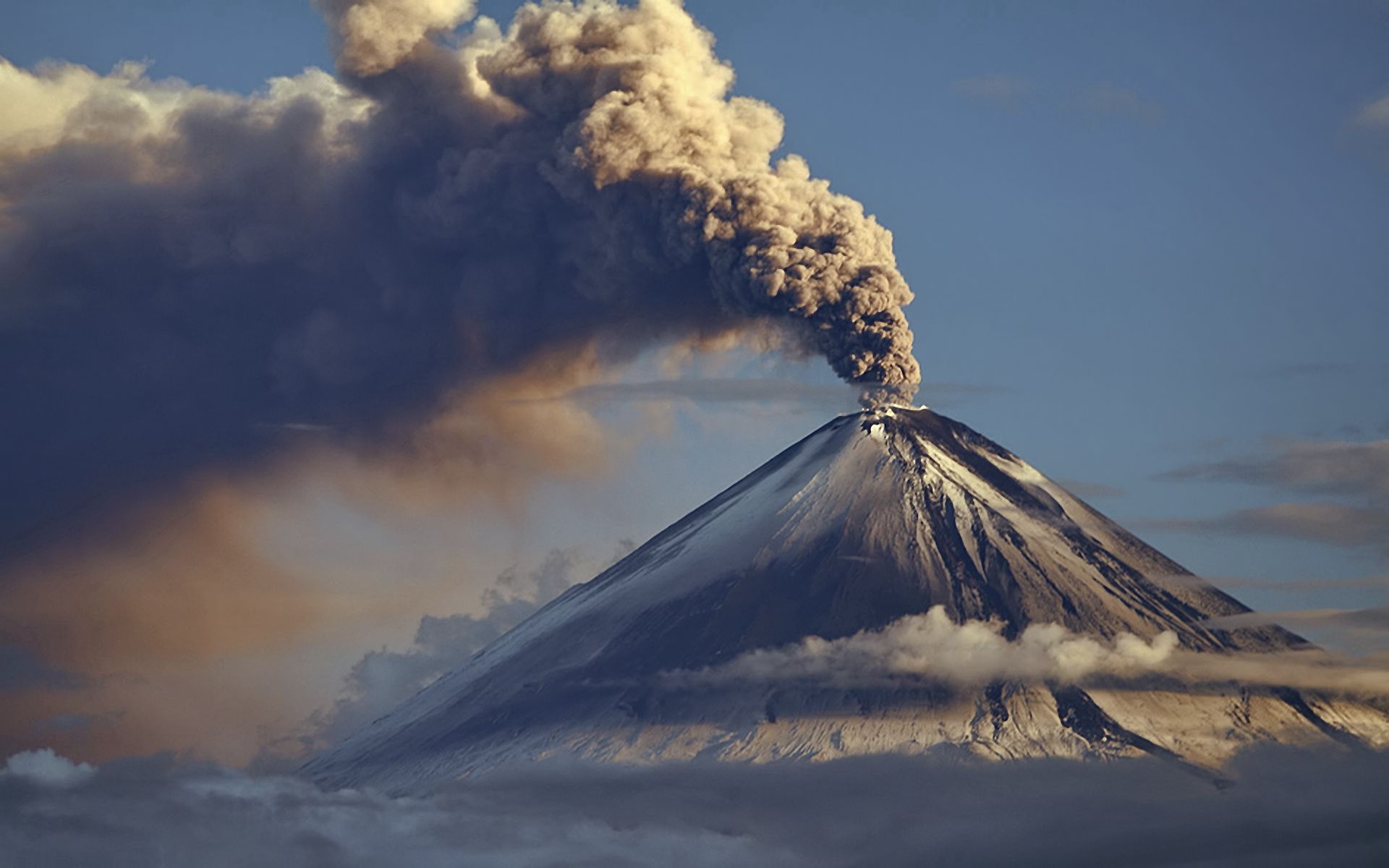 Скачать картинку Извержение, Вулкан, Природа, Дым в телефон бесплатно.