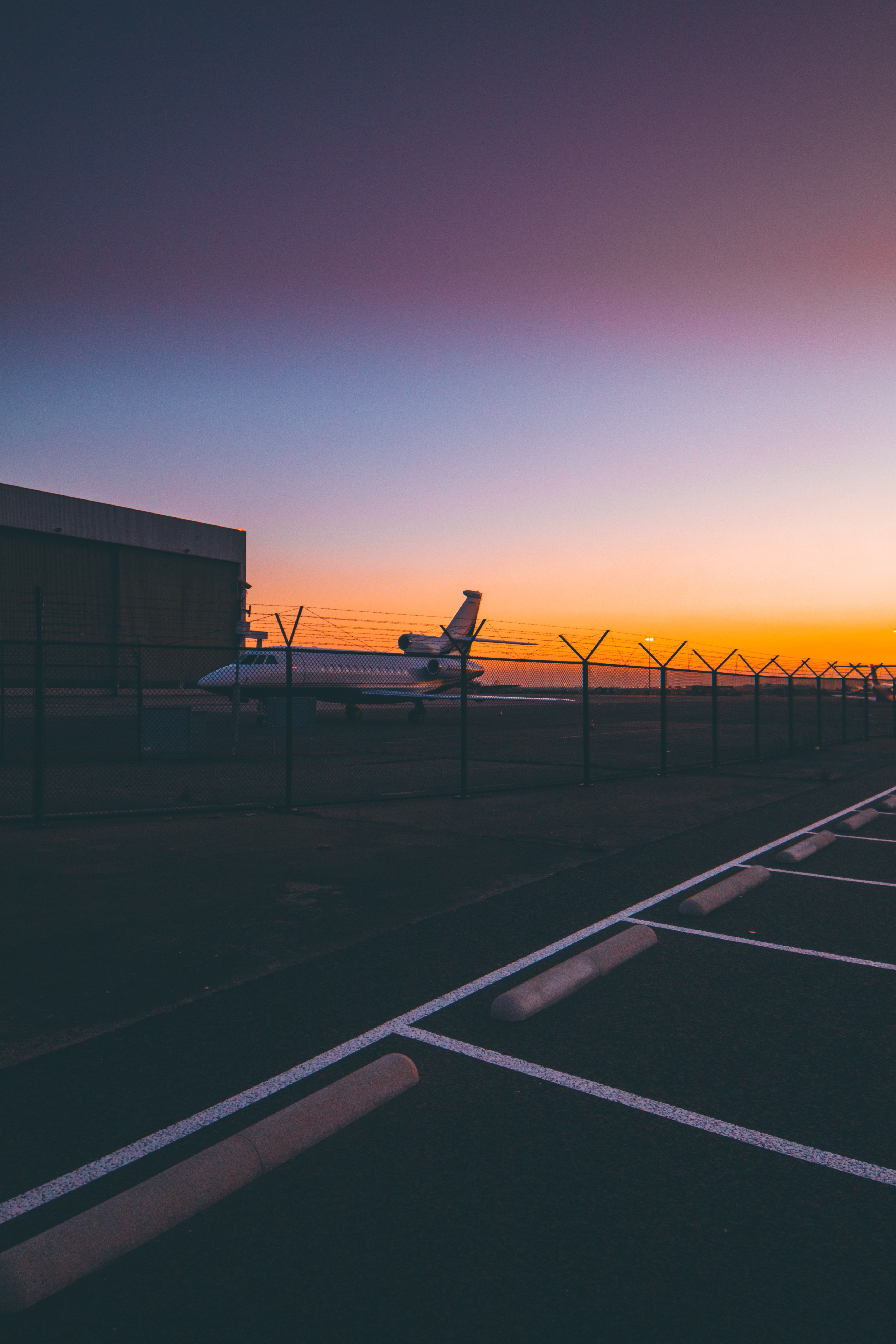 Handy-Wallpaper Sunset, Verschiedenes, Sonstige, Runway, Flugzeug, Flughafen, Der Flughafen kostenlos herunterladen.
