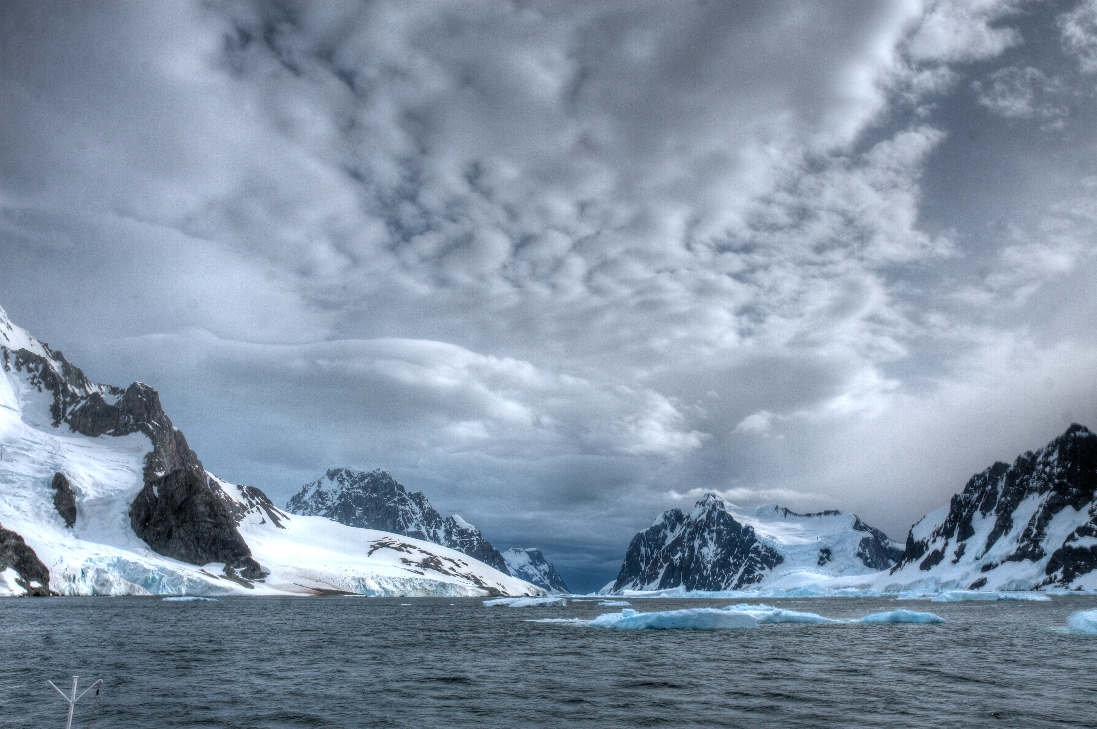 809657 скачать обои антарктида, лёд, земля/природа, облака, канал лемера, гора, океан, снег - заставки и картинки бесплатно