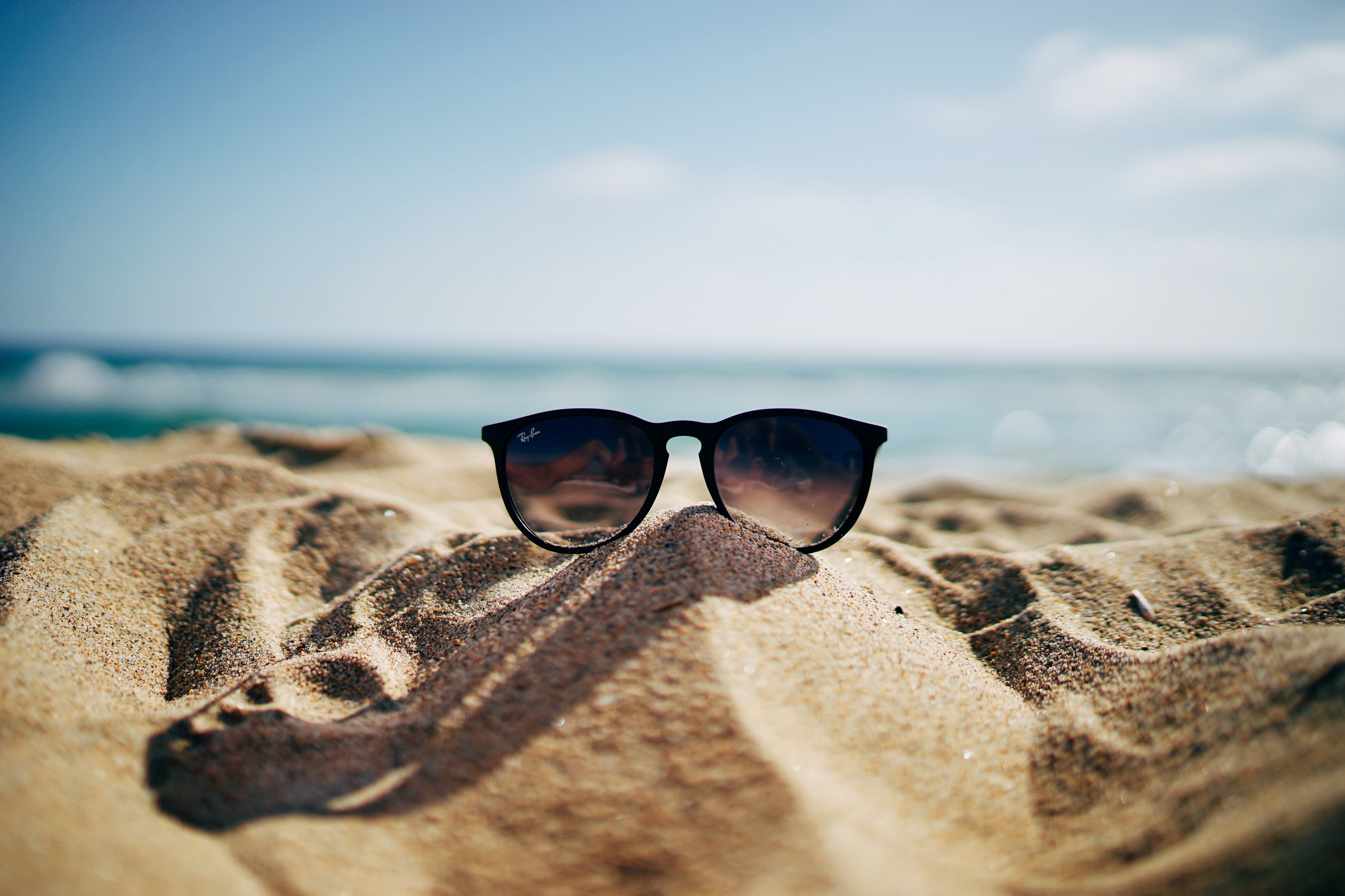 99500 скачать обои очки, солнцезащитные очки, разное, море, песок - заставки и картинки бесплатно