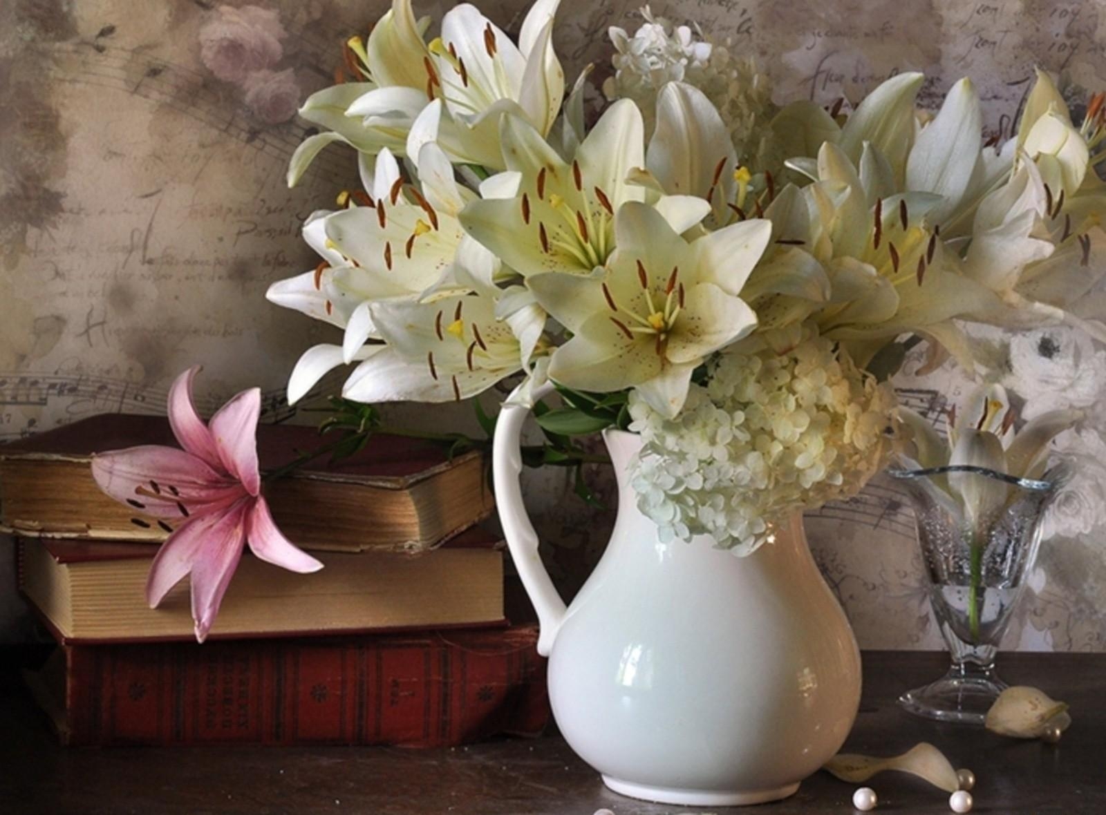 Laden Sie das Strauß, Vase, Anmerkungen, Erbsen, Hortensien, Blumen, Lilien, Bouquet, Bücher, Musik-Bild kostenlos auf Ihren PC-Desktop herunter