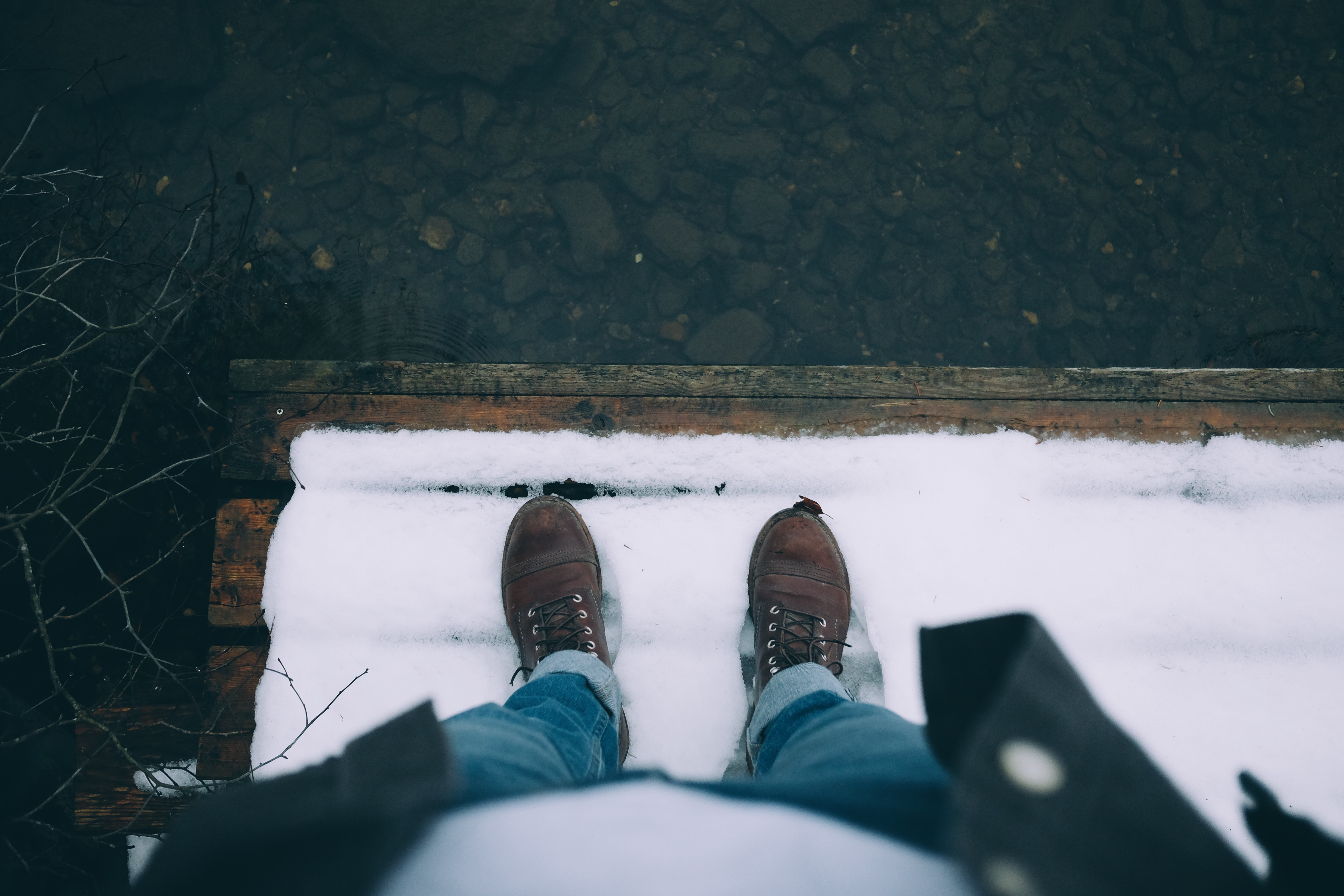 Скачать картинку Снег, Зима, Ноги, Обувь, Разное в телефон бесплатно.