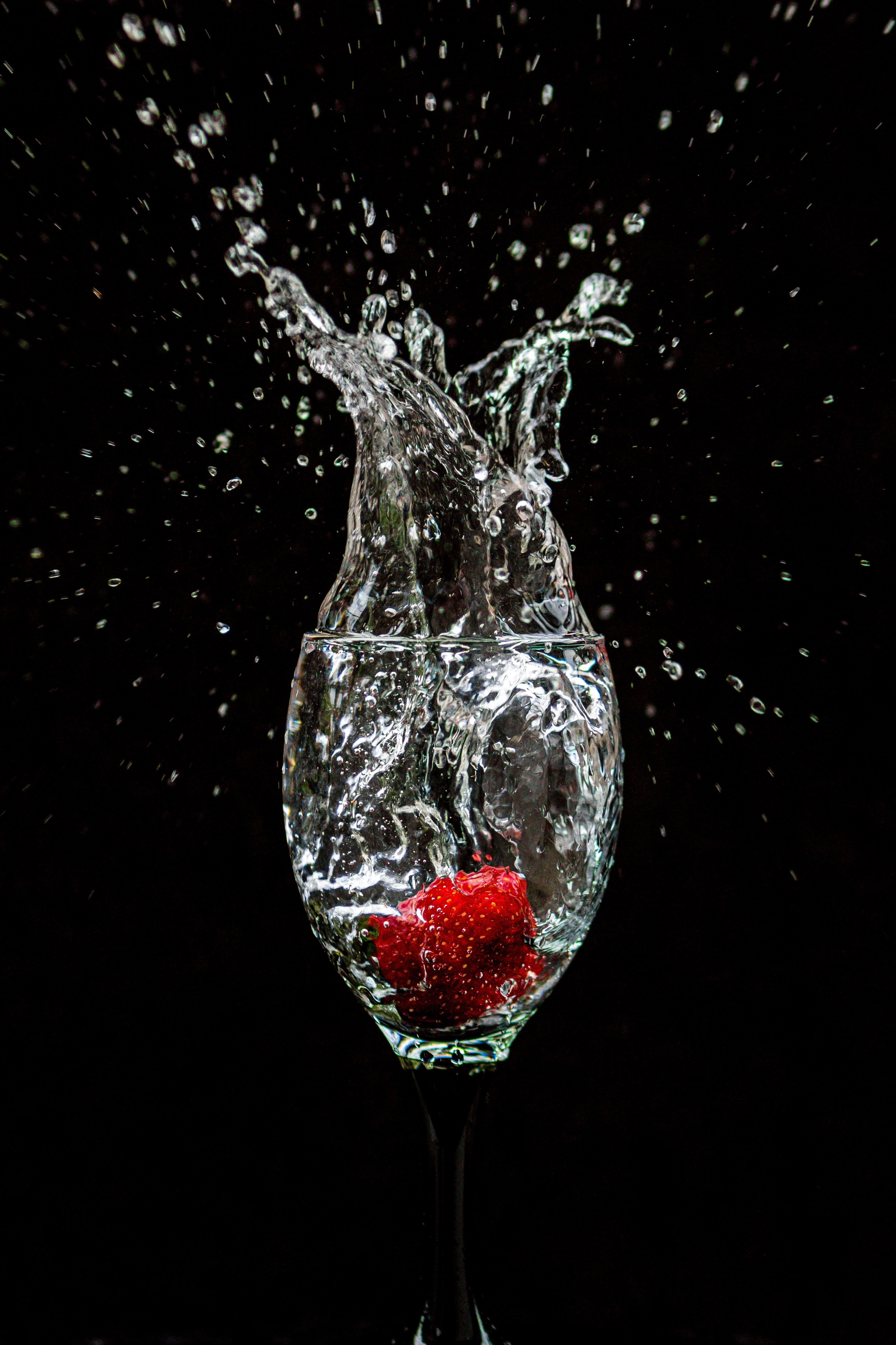splash, strawberry, wineglass, black, goblet 1080p