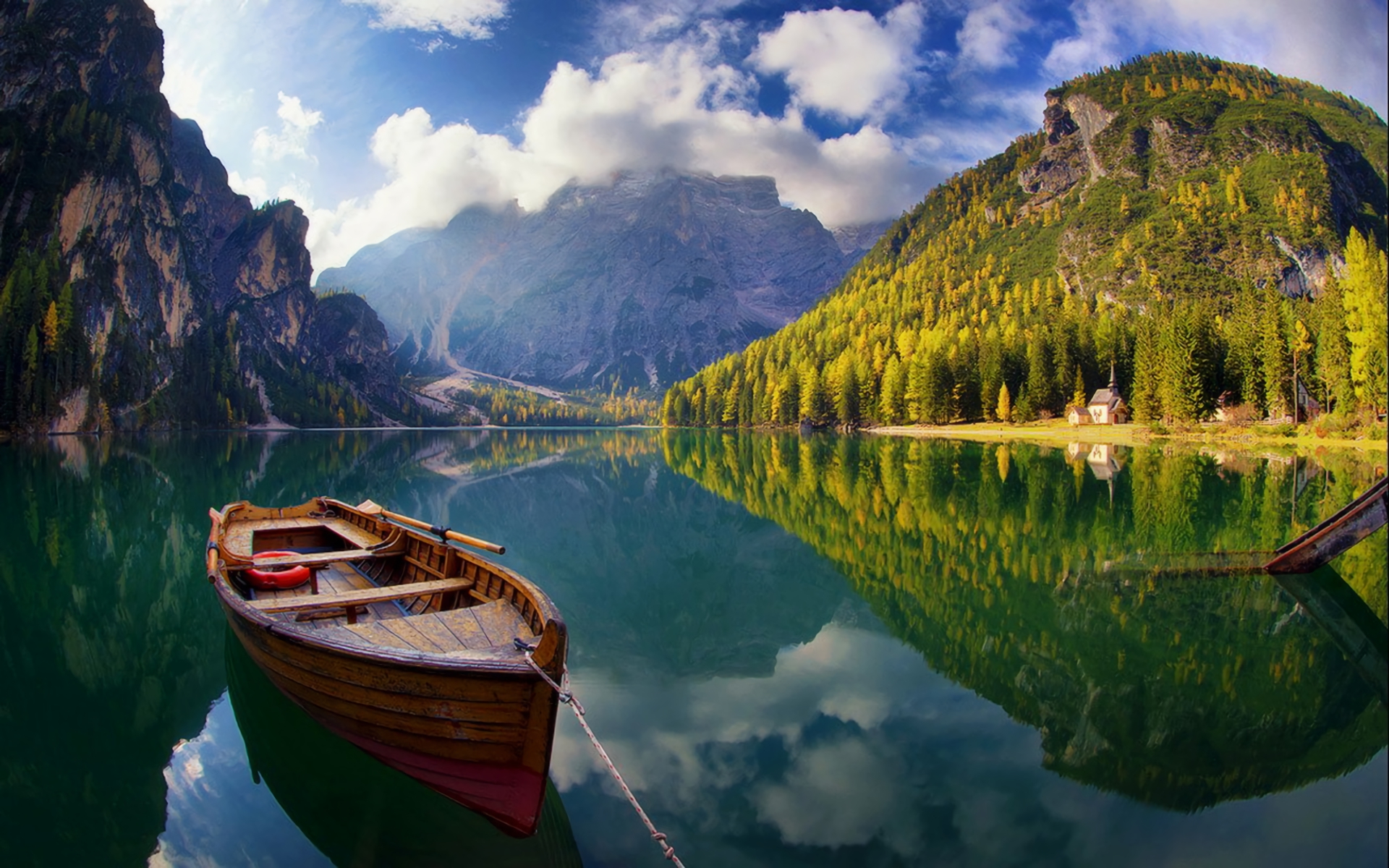 лодка и озеро
